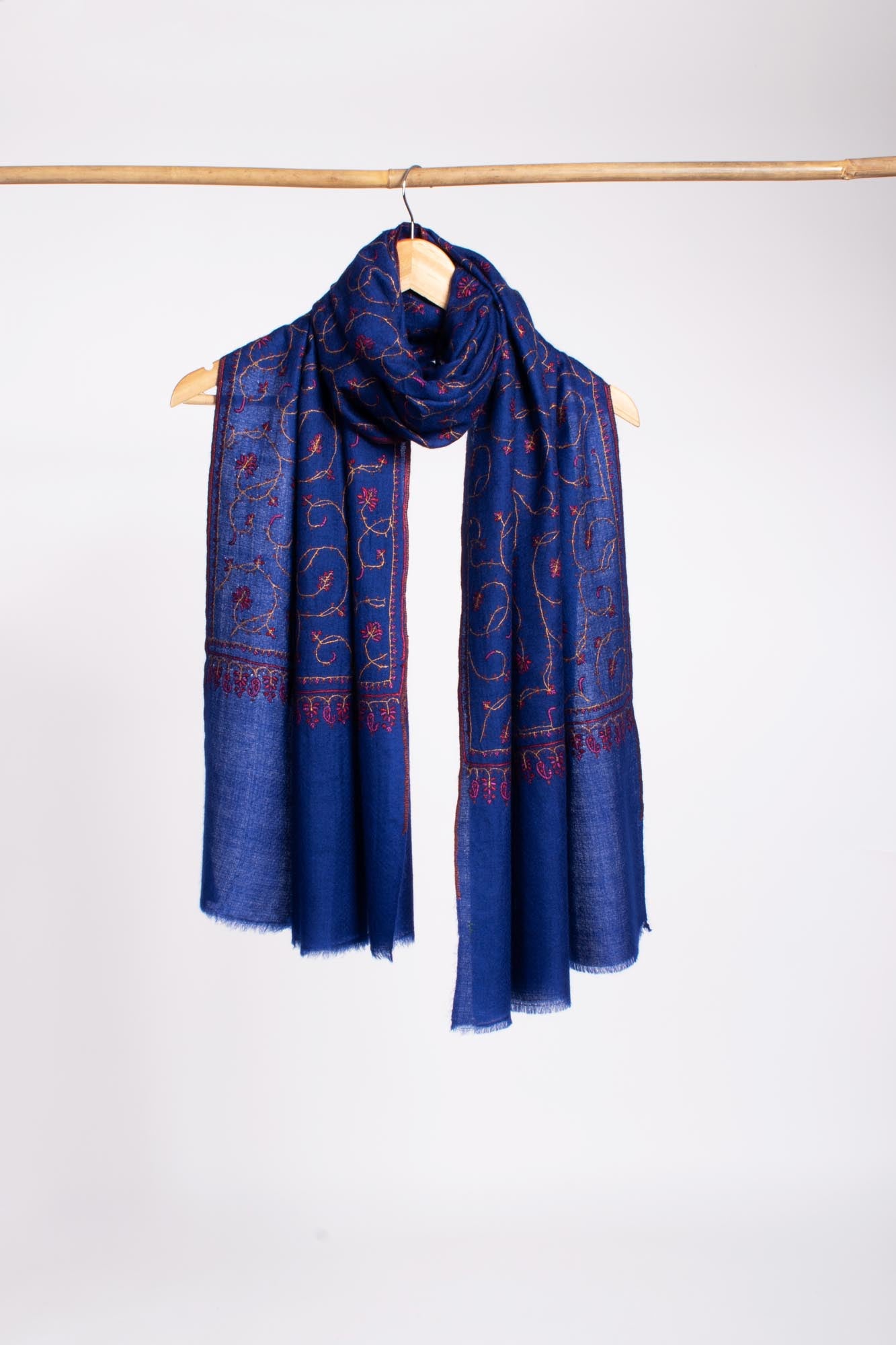 Écharpe à main en cachemire brodé à Indigo - USK
