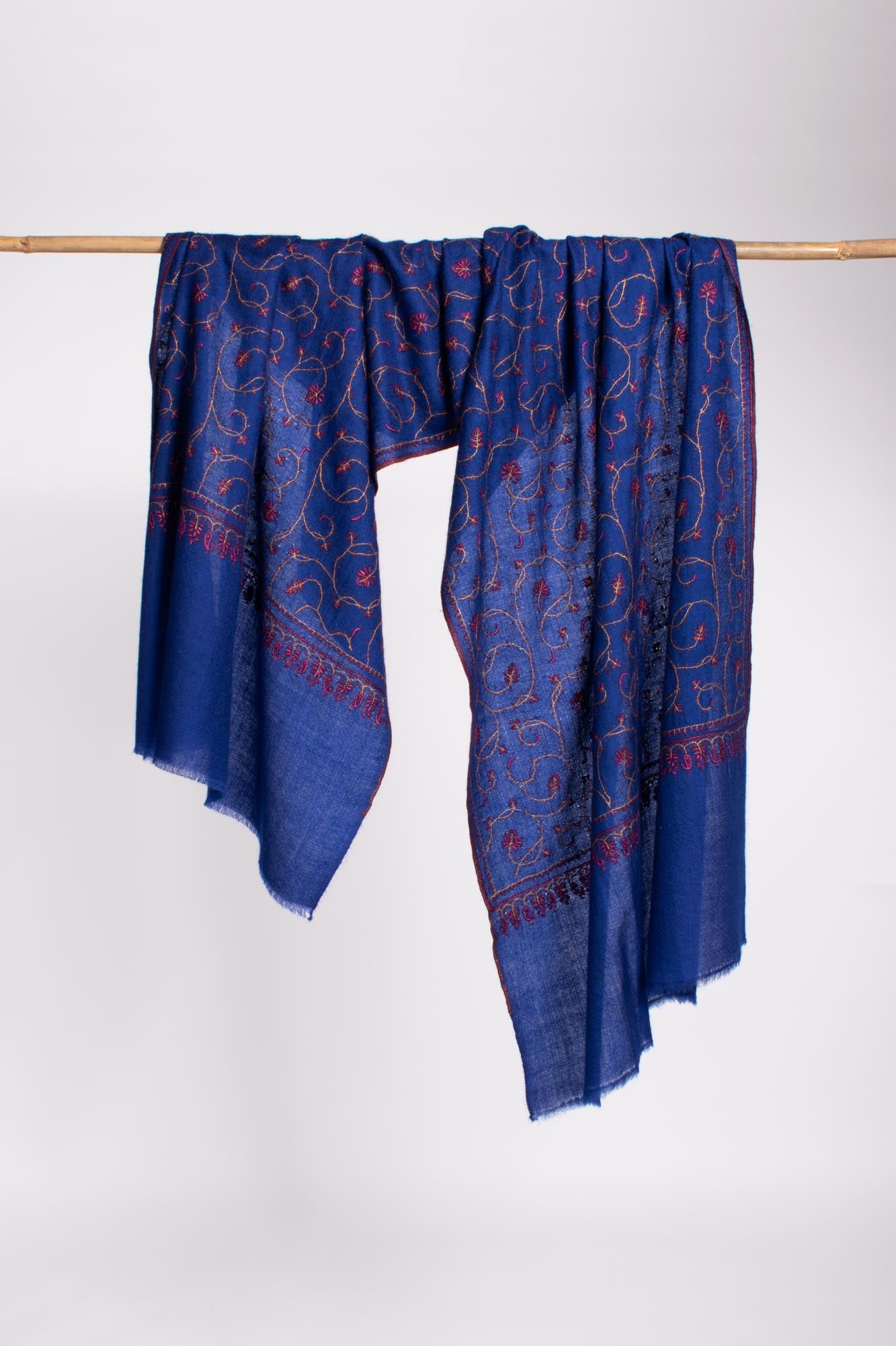 Écharpe à main en cachemire brodé à Indigo - USK