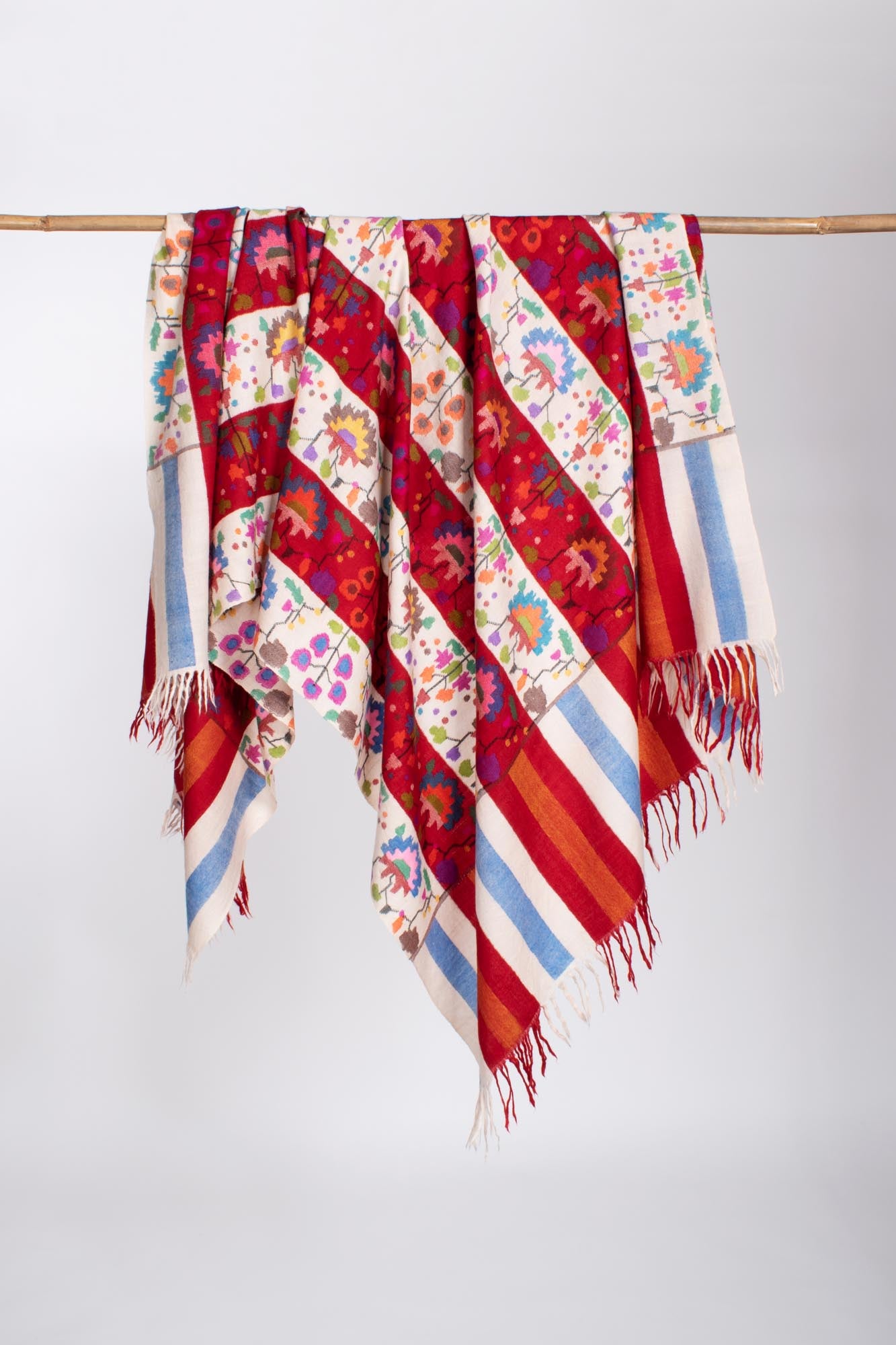 红色白色艺术织机Kani Pashmina披肩 - 艾尔斯伯里(Aylesbury)