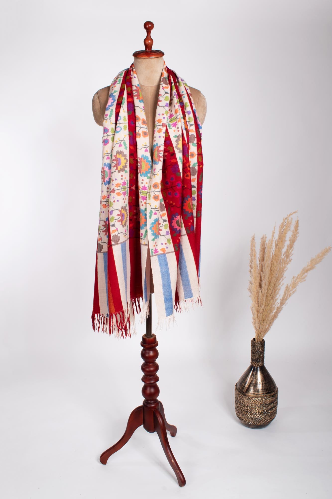 红色白色艺术织机Kani Pashmina披肩 - 艾尔斯伯里(Aylesbury)