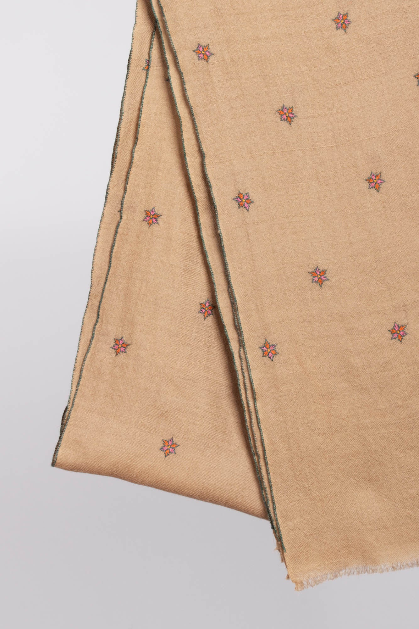 Châle Pashmina Brodé Étoiles avec une Touche Minimaliste - BARSTOW
