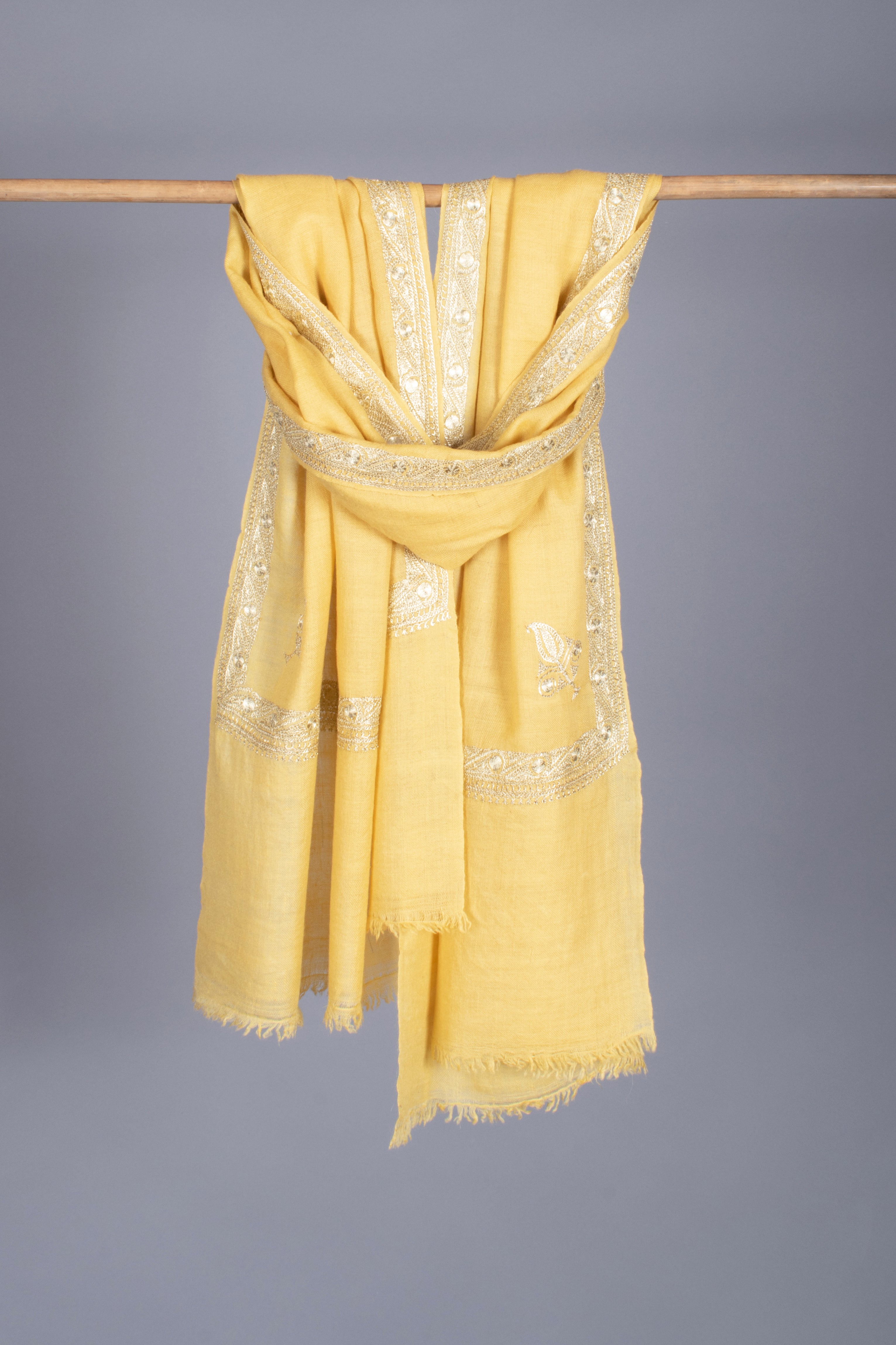 Sciarpa in cashmere ricamata Tilla giallo dorato