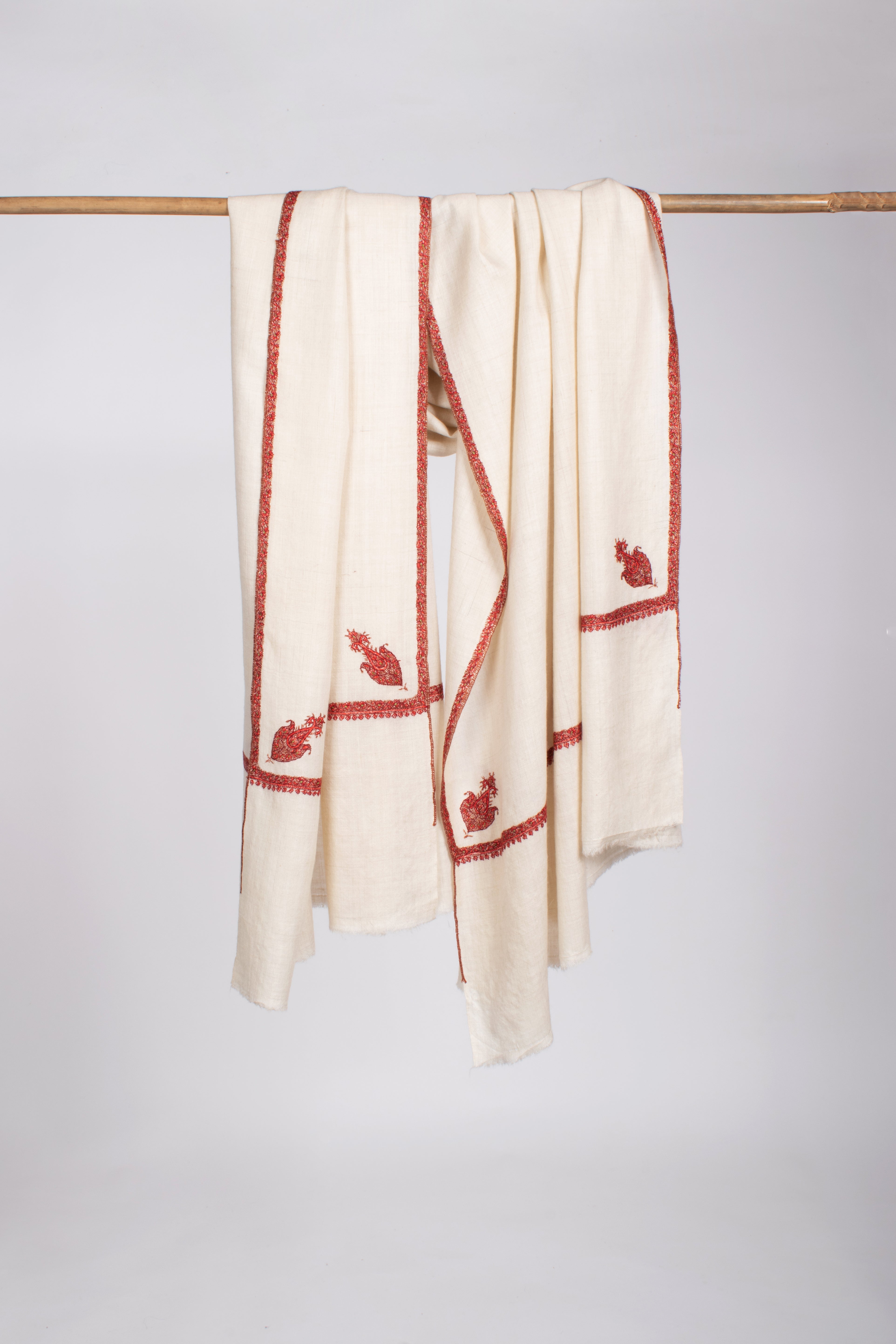 Châle Pashmina brodé de bordure et de coin traditionnels blancs