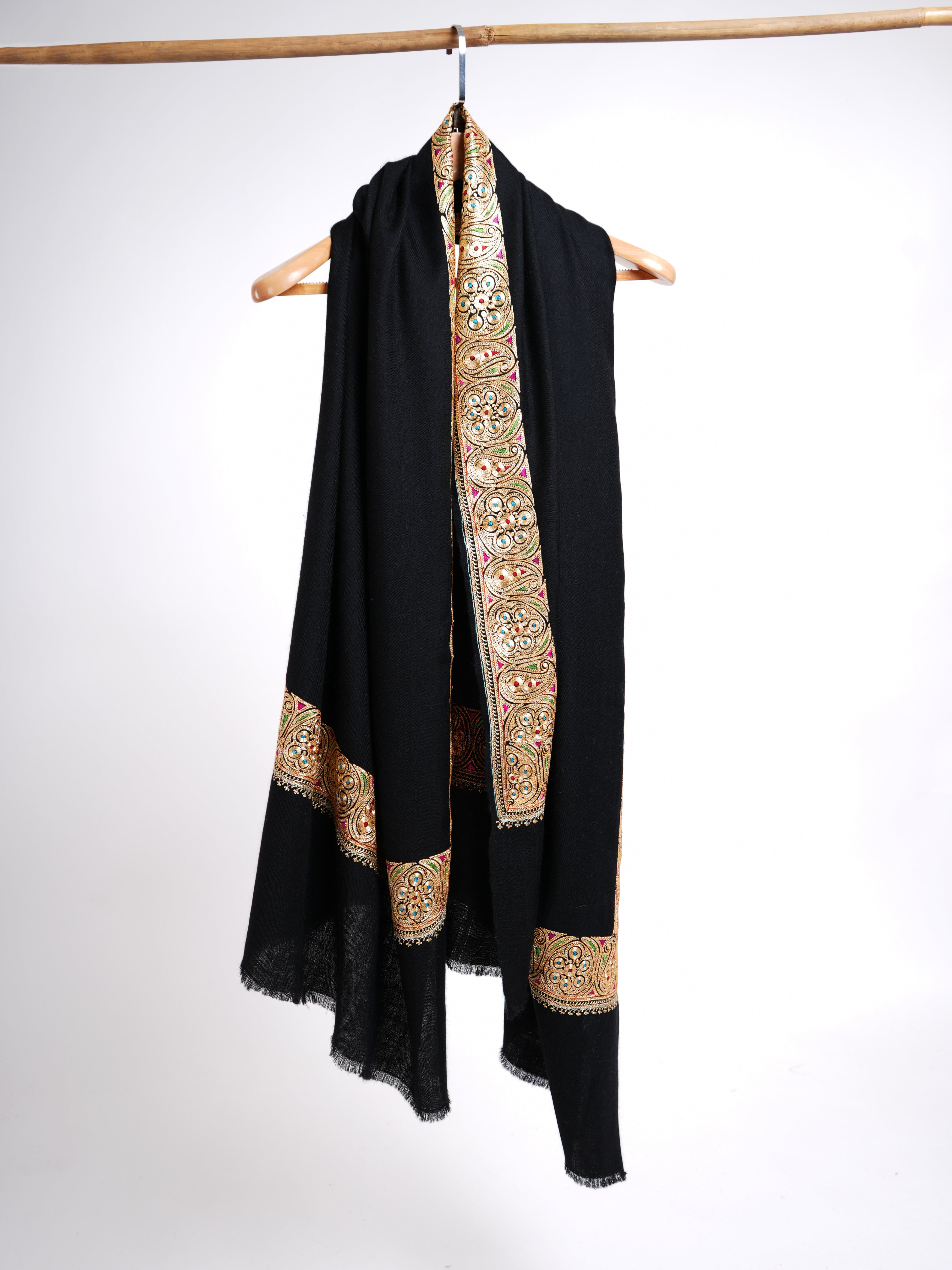 Châle Pashmina noir artistique brodé Golden Tilla