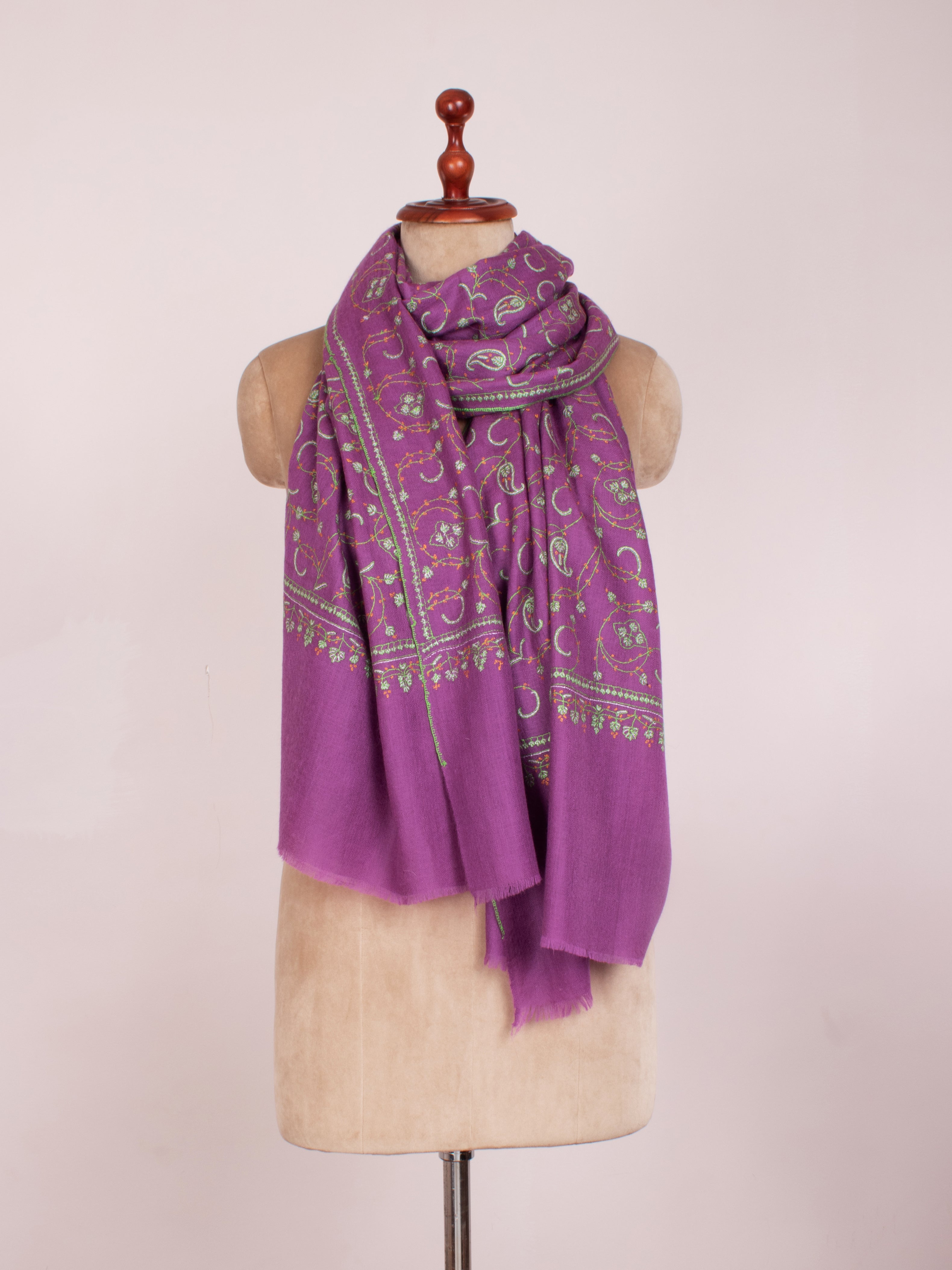 Sciarpa in cashmere ricamata viola con un tocco di verde