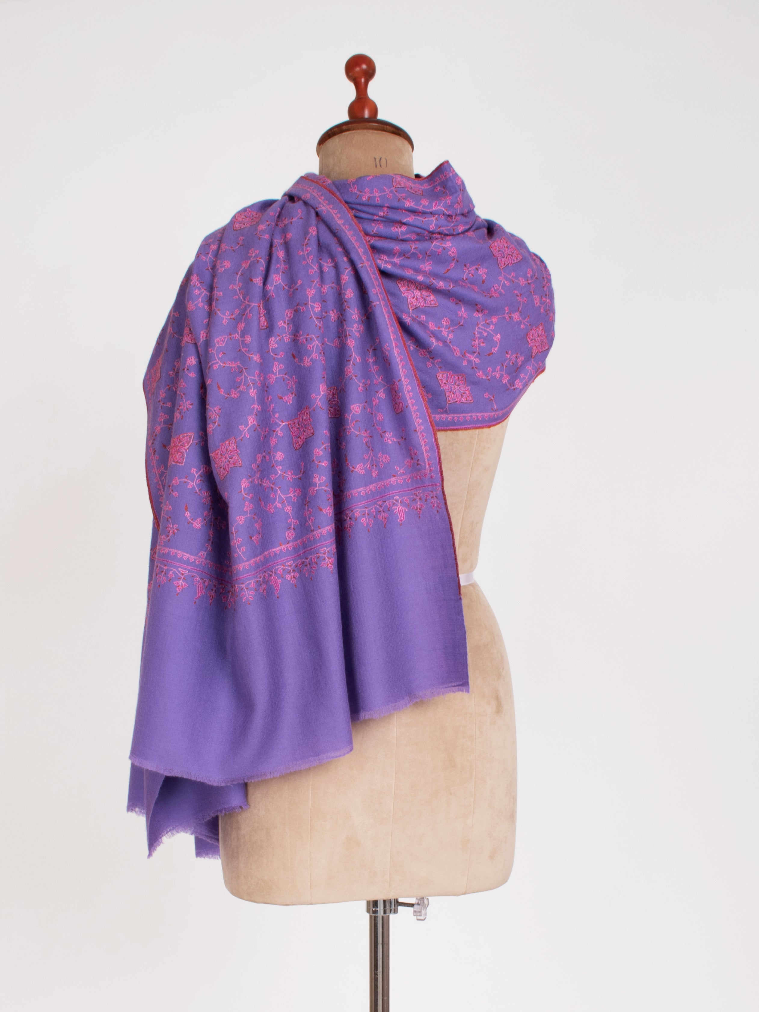 Écharpe cadeau en cachemire brodé Violet Sozni