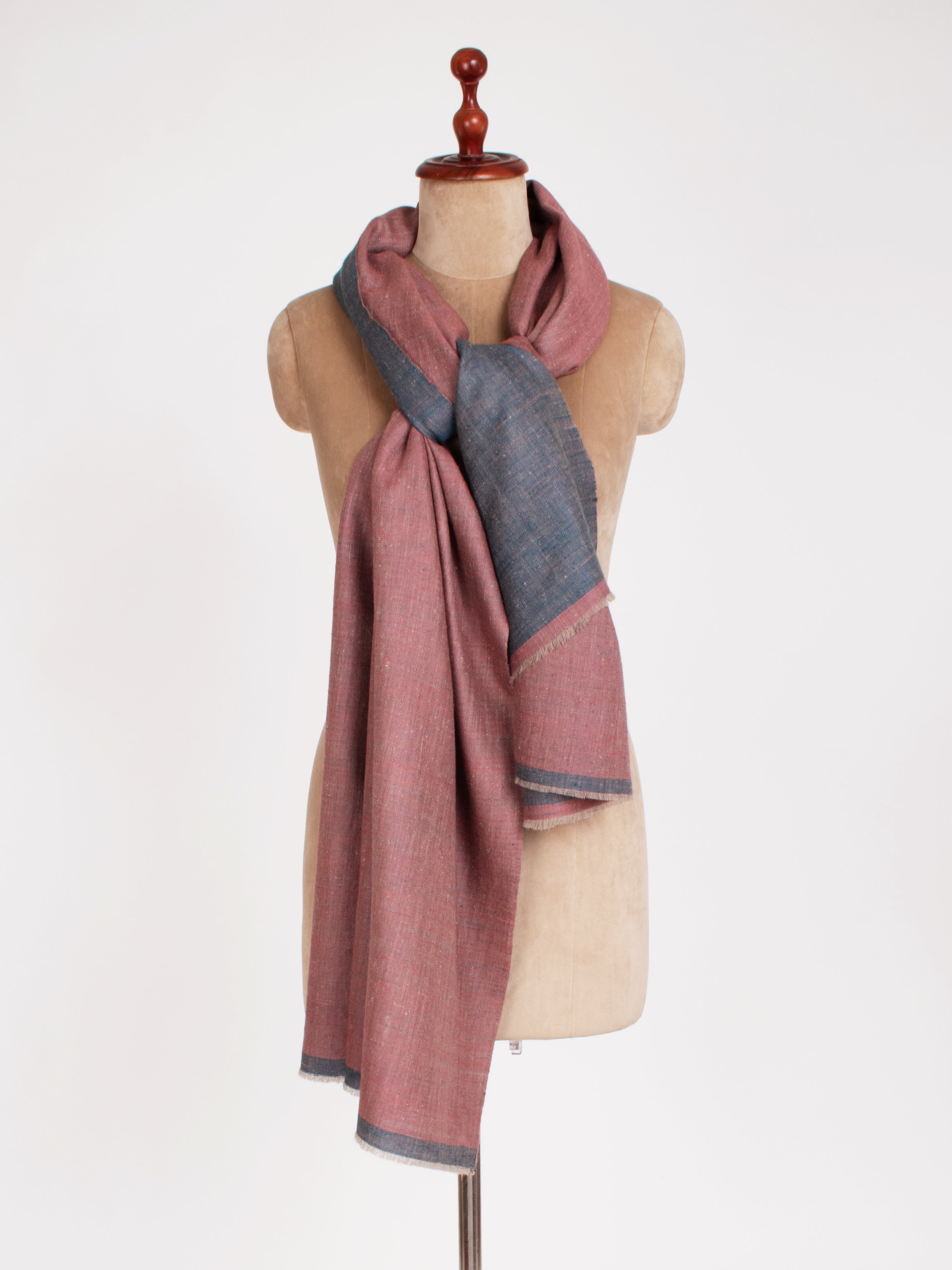 Wrap en cachemire Dorukha bleu et mauve