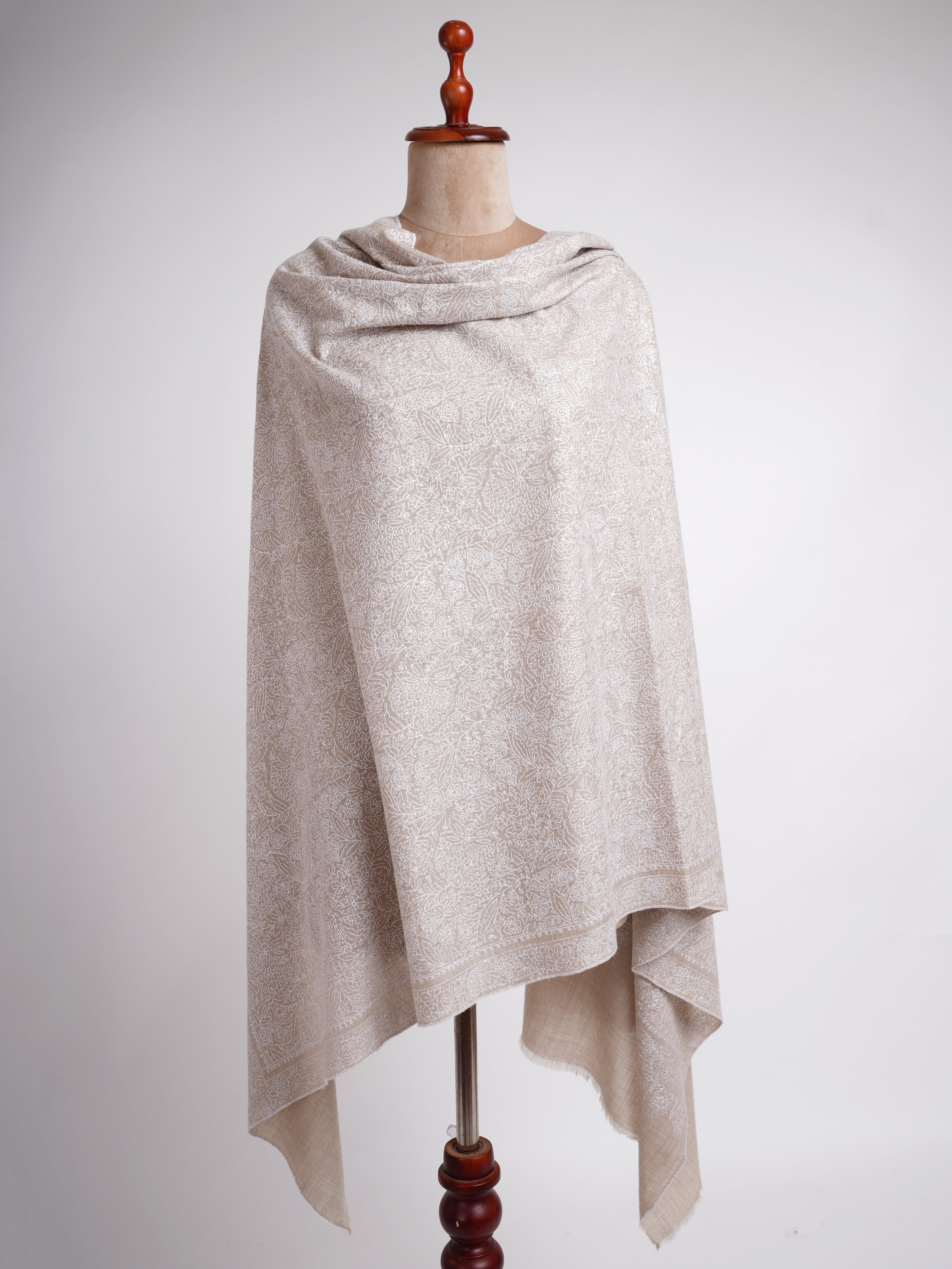 Gris avec châle pashmina brodé blanc