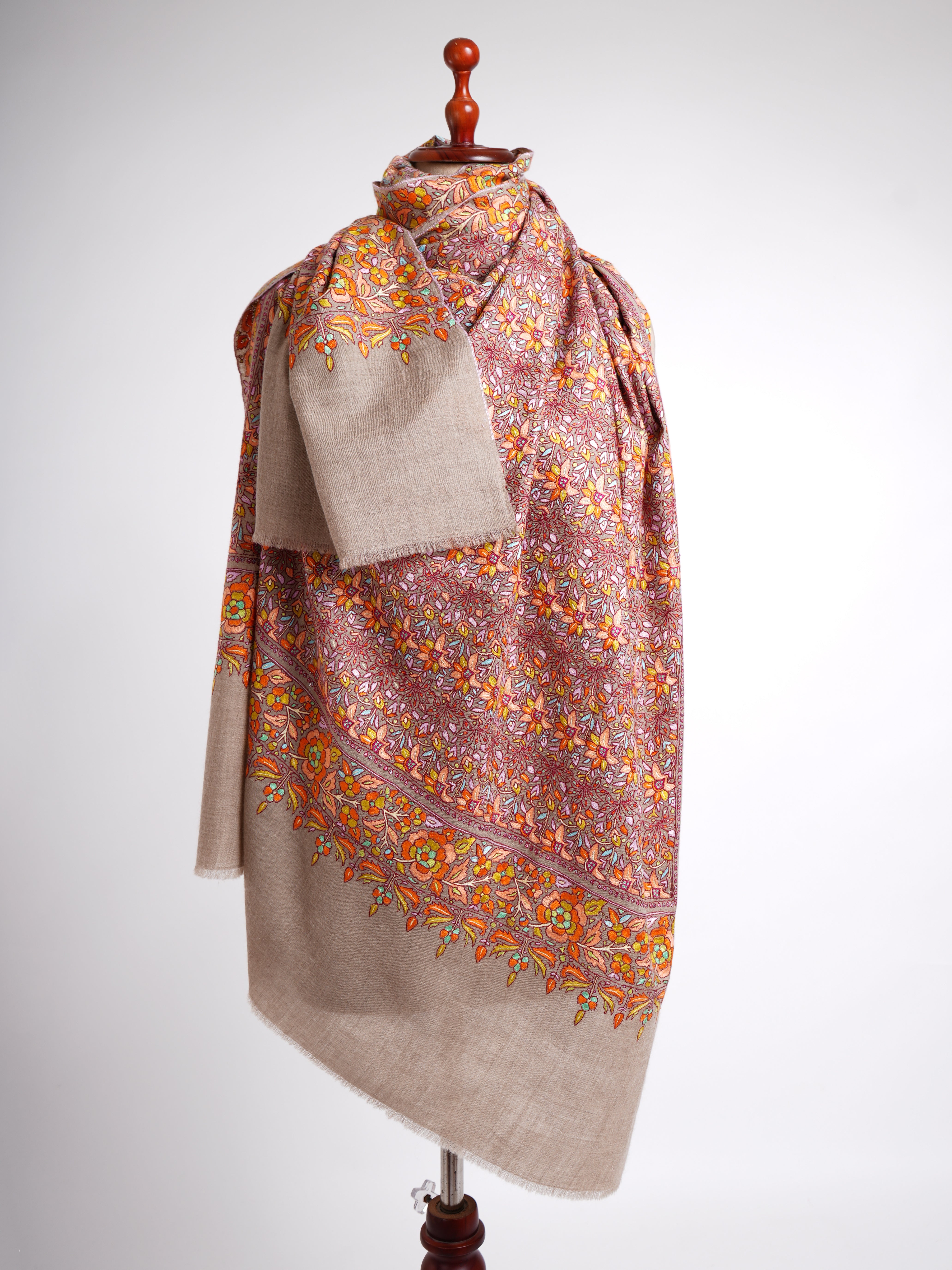 Handbestickter Pashmina-Brautschal in warmem Farbton