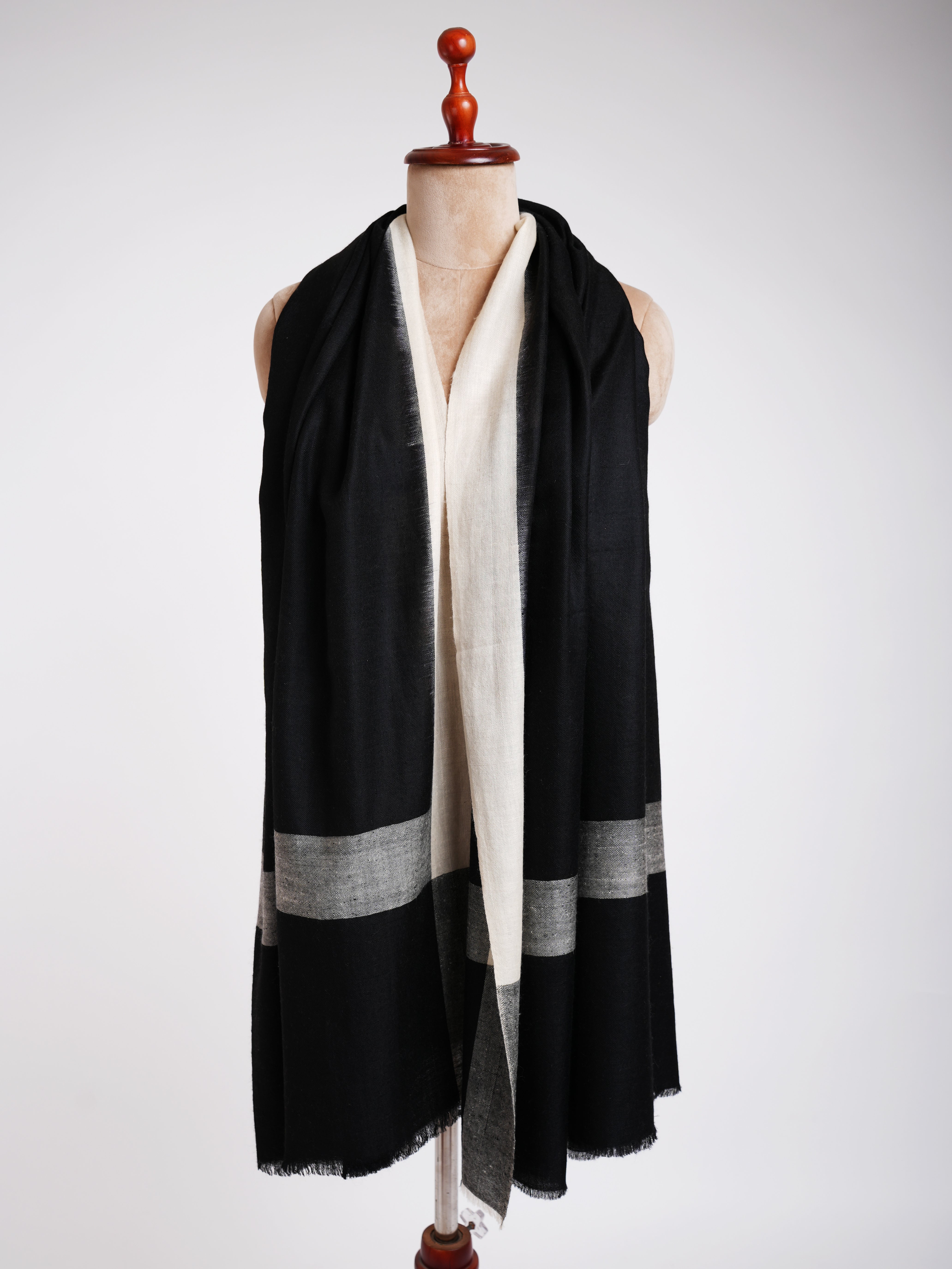 Scialle Pashmina contemporaneo bianco nero