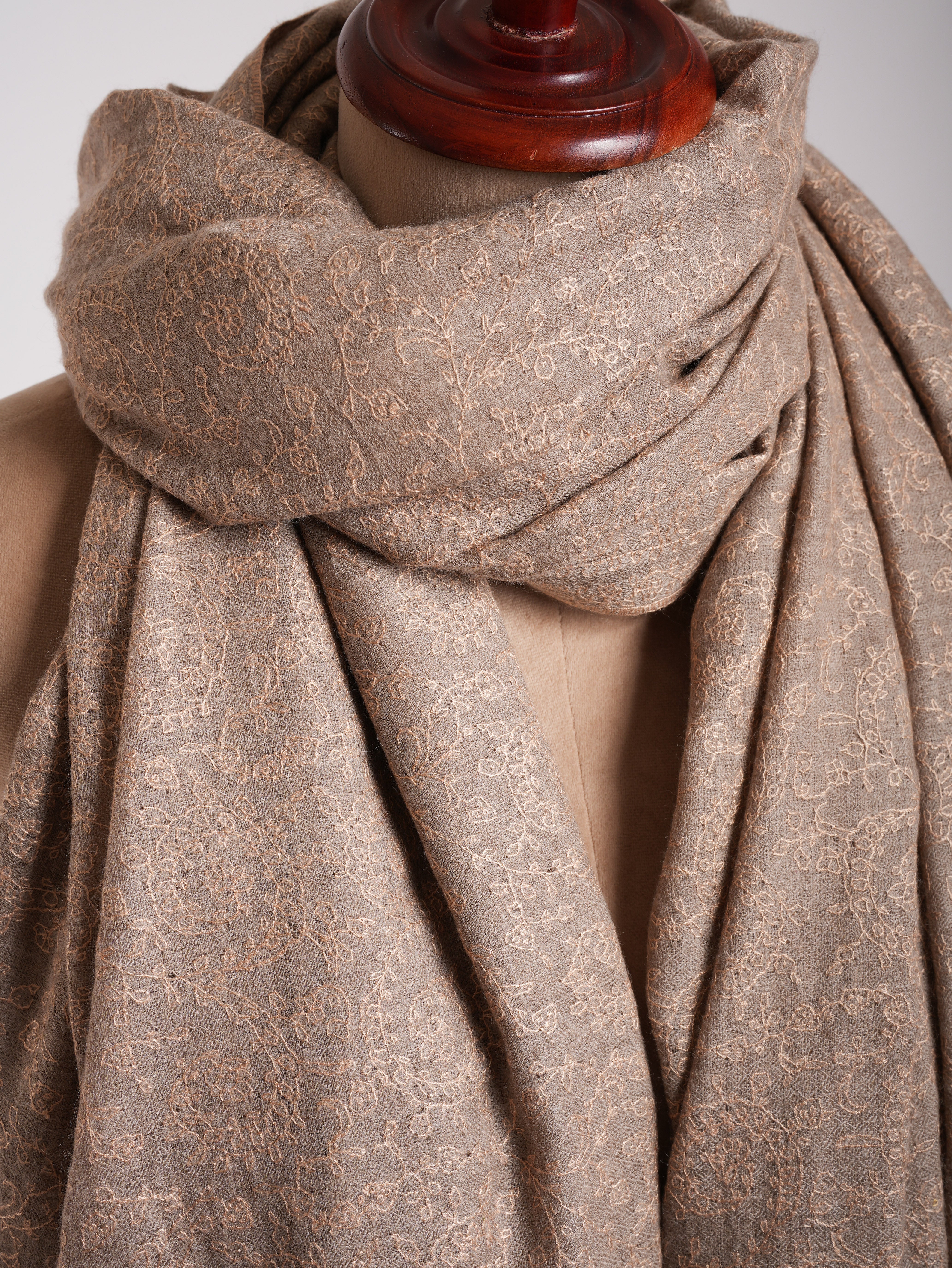 Scialle di Pashmina ricamato Sozni grigio naturale voluminoso