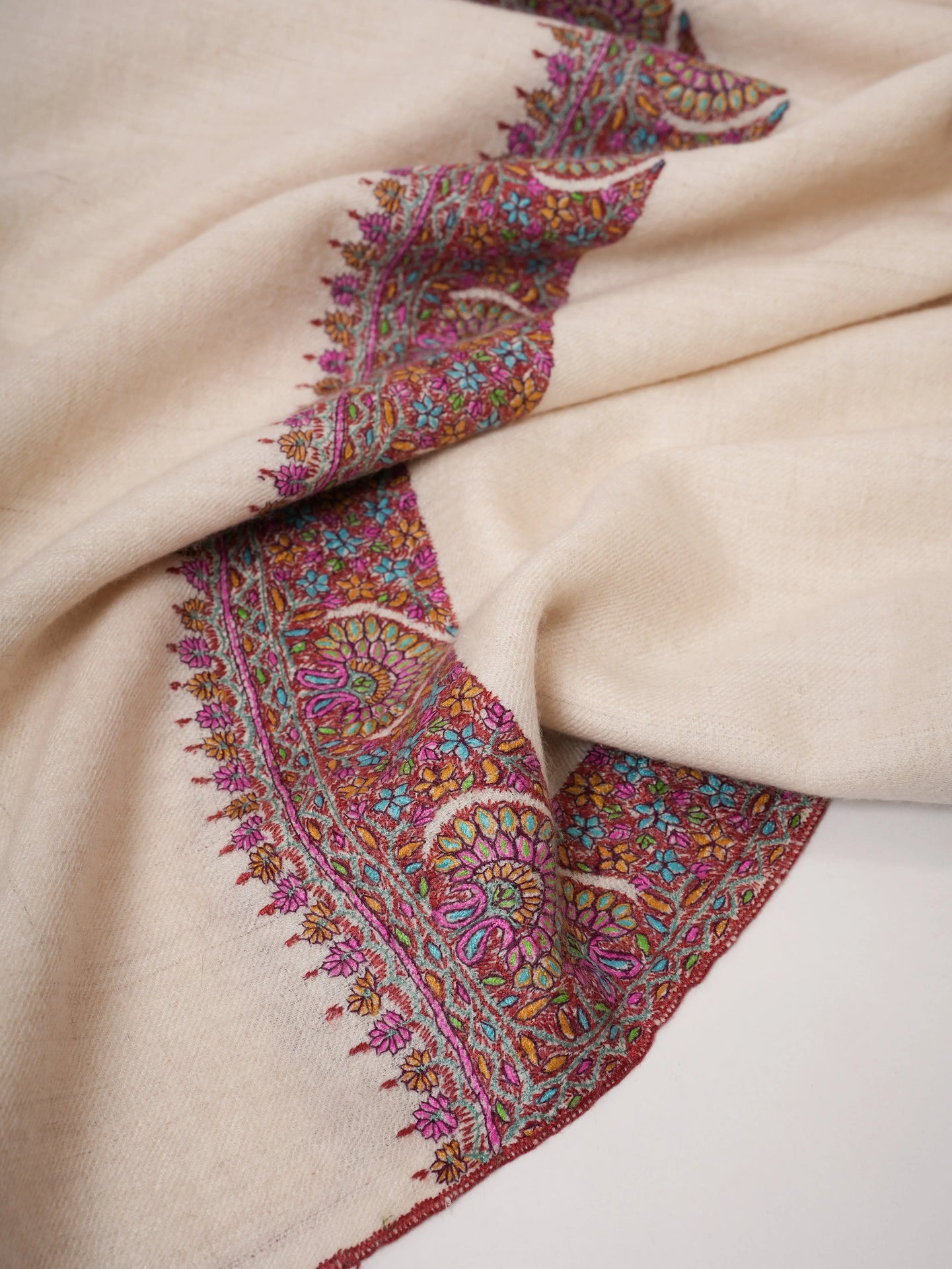 GI Certified Ivory Pashmina Shawl – Handspun with Neemdaur Sozni Embroidery Shahkaar