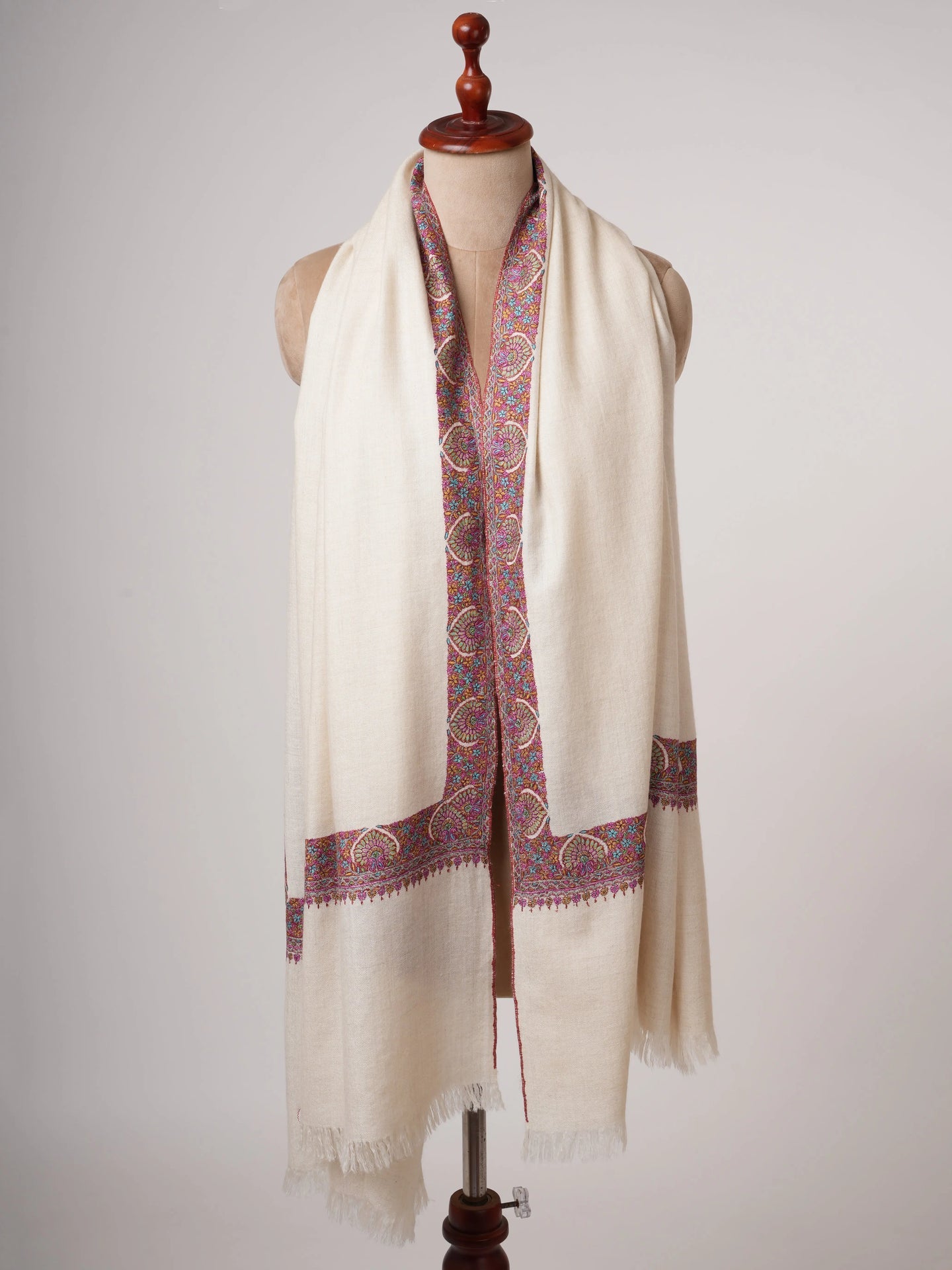 GI Certified Ivory Pashmina Shawl – Handspun with Neemdaur Sozni Embroidery Shahkaar