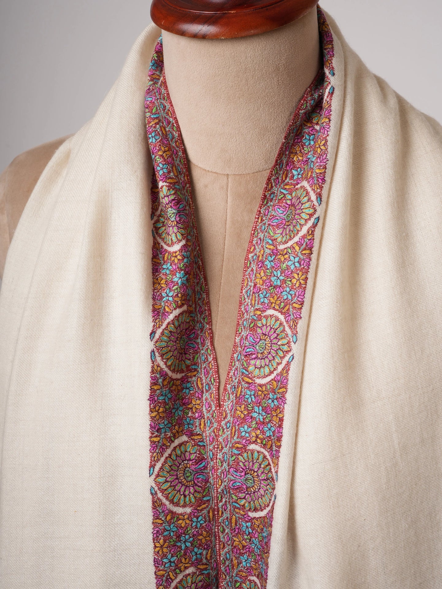 GI Certified Ivory Pashmina Shawl – Handspun with Neemdaur Sozni Embroidery Shahkaar