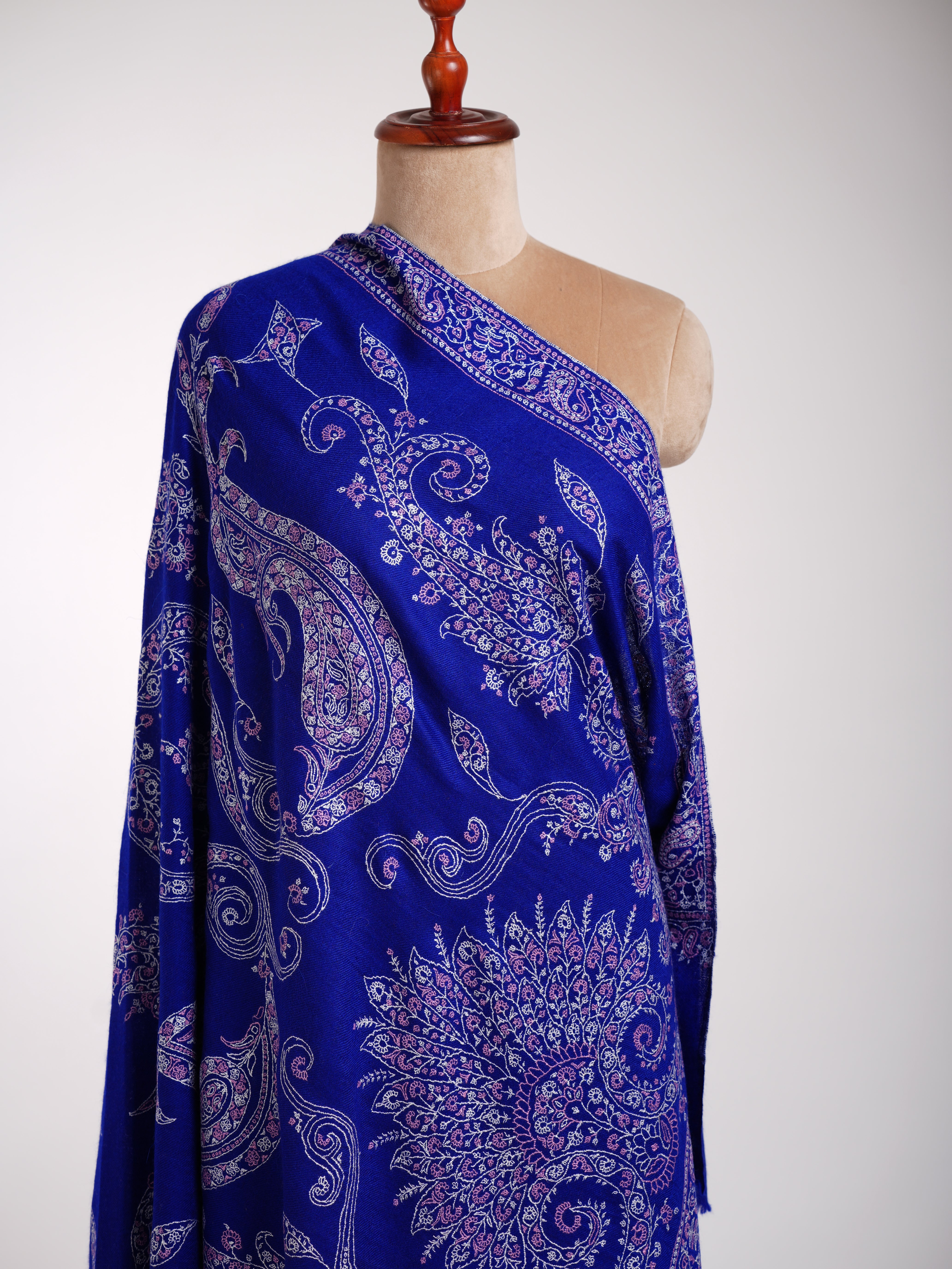 Châle Pashmina brodé Sozni indien bleu cobalt