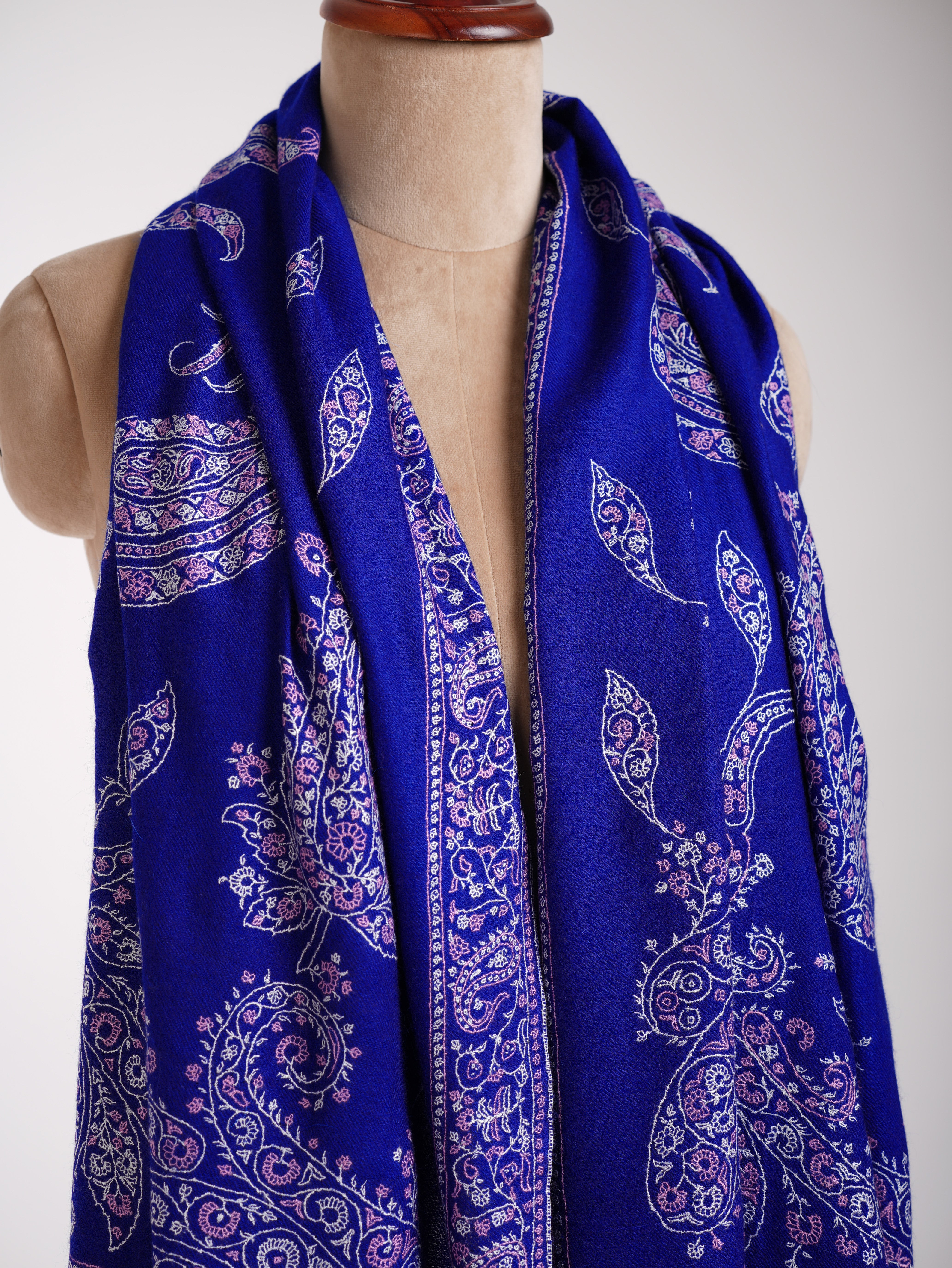 Châle Pashmina brodé Sozni indien bleu cobalt