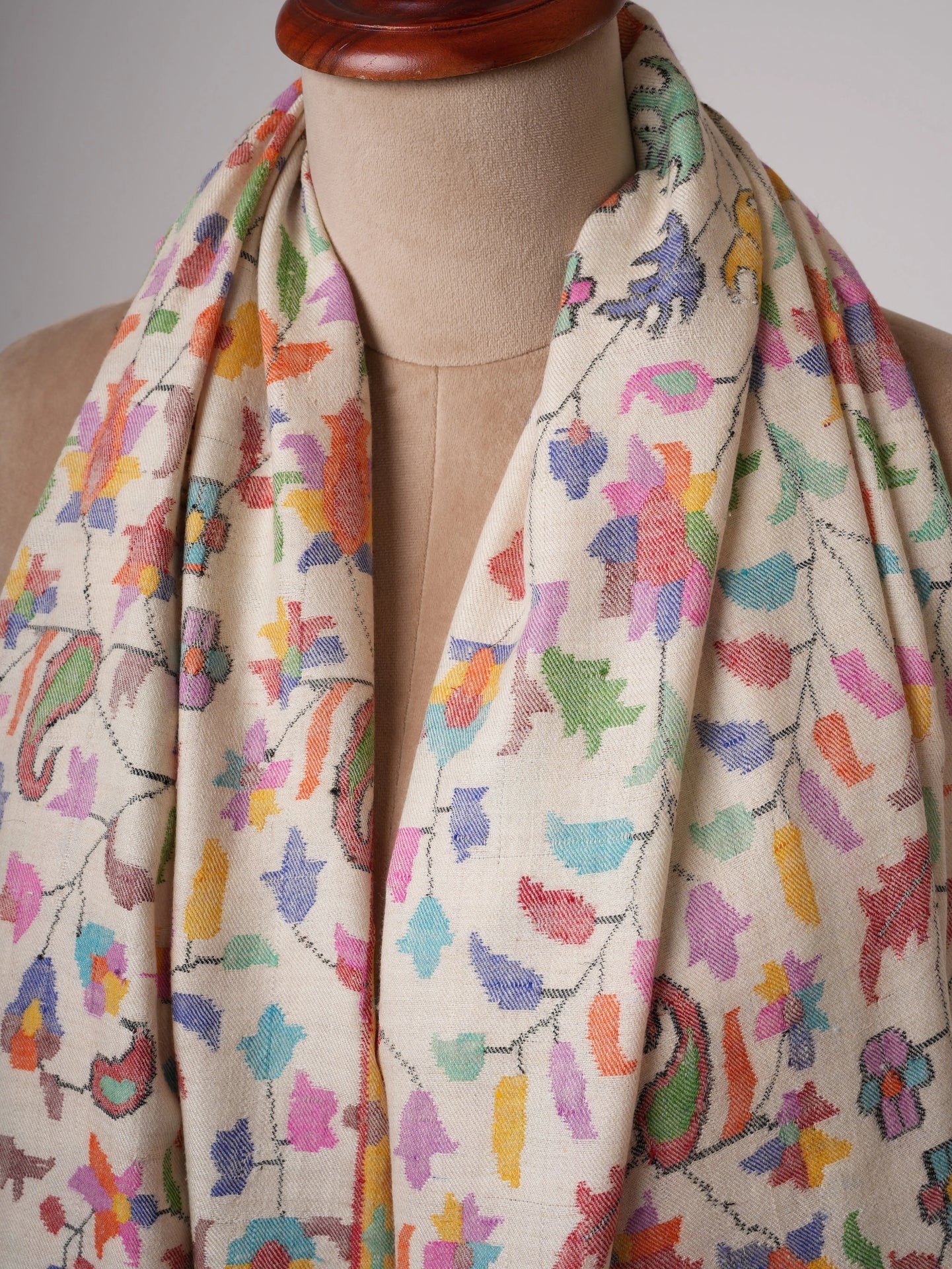 Ivory Kani Pashmina Shawl with Fine Traditional Motifs – Handwoven Art Shahkaar