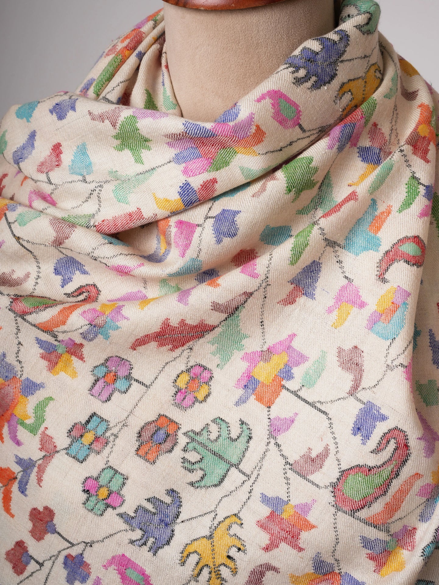 Ivory Kani Pashmina Shawl with Fine Traditional Motifs – Handwoven Art Shahkaar