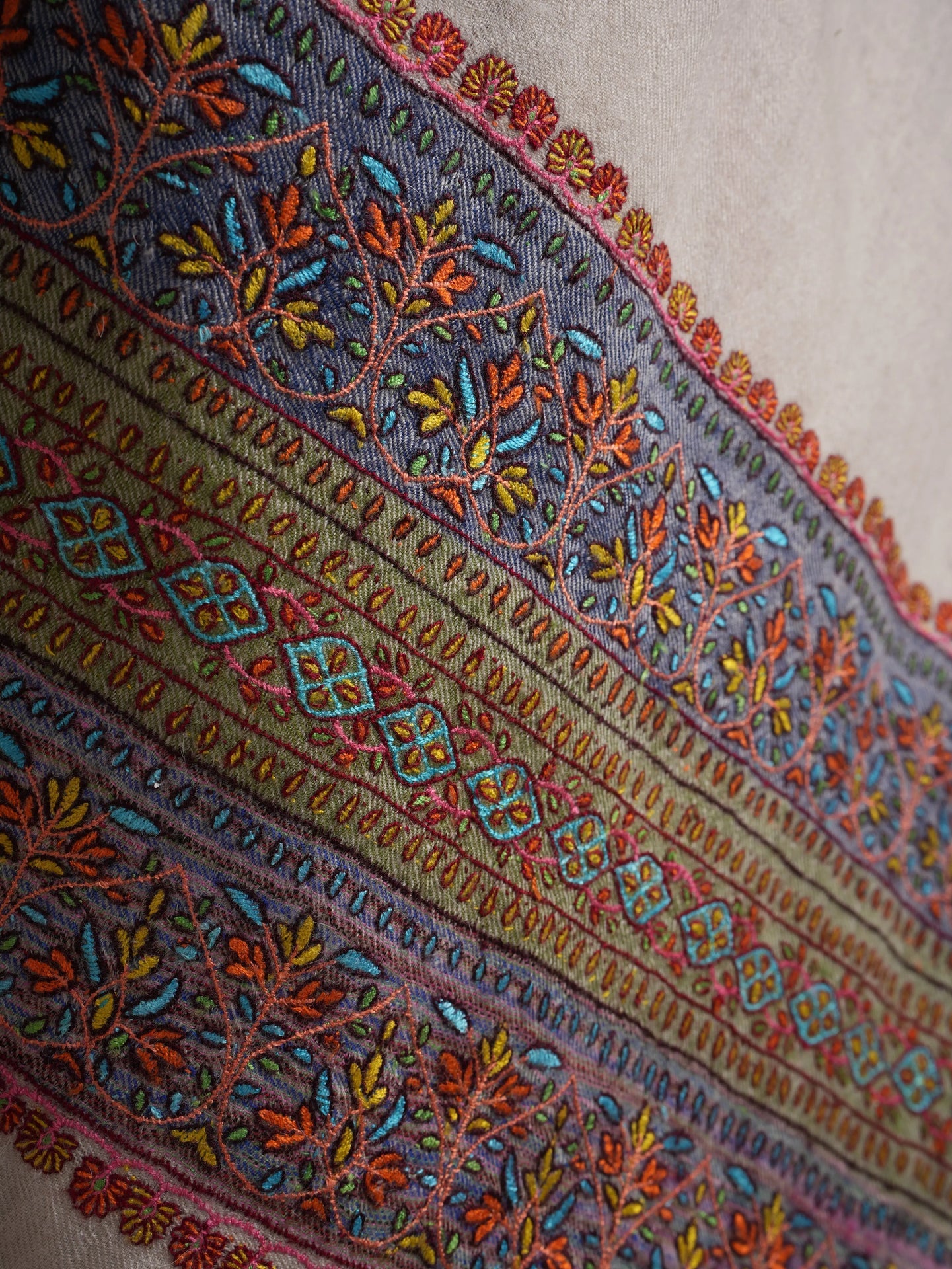 Ivory Palla Embroidered Handwoven Pashmina Shawl Shahkaar