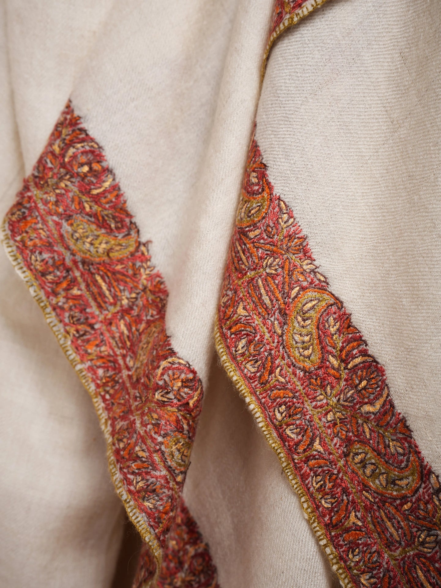 XL White Sozni Embroidered Neem Daur Pure Pashmina Shawl Shahkaar