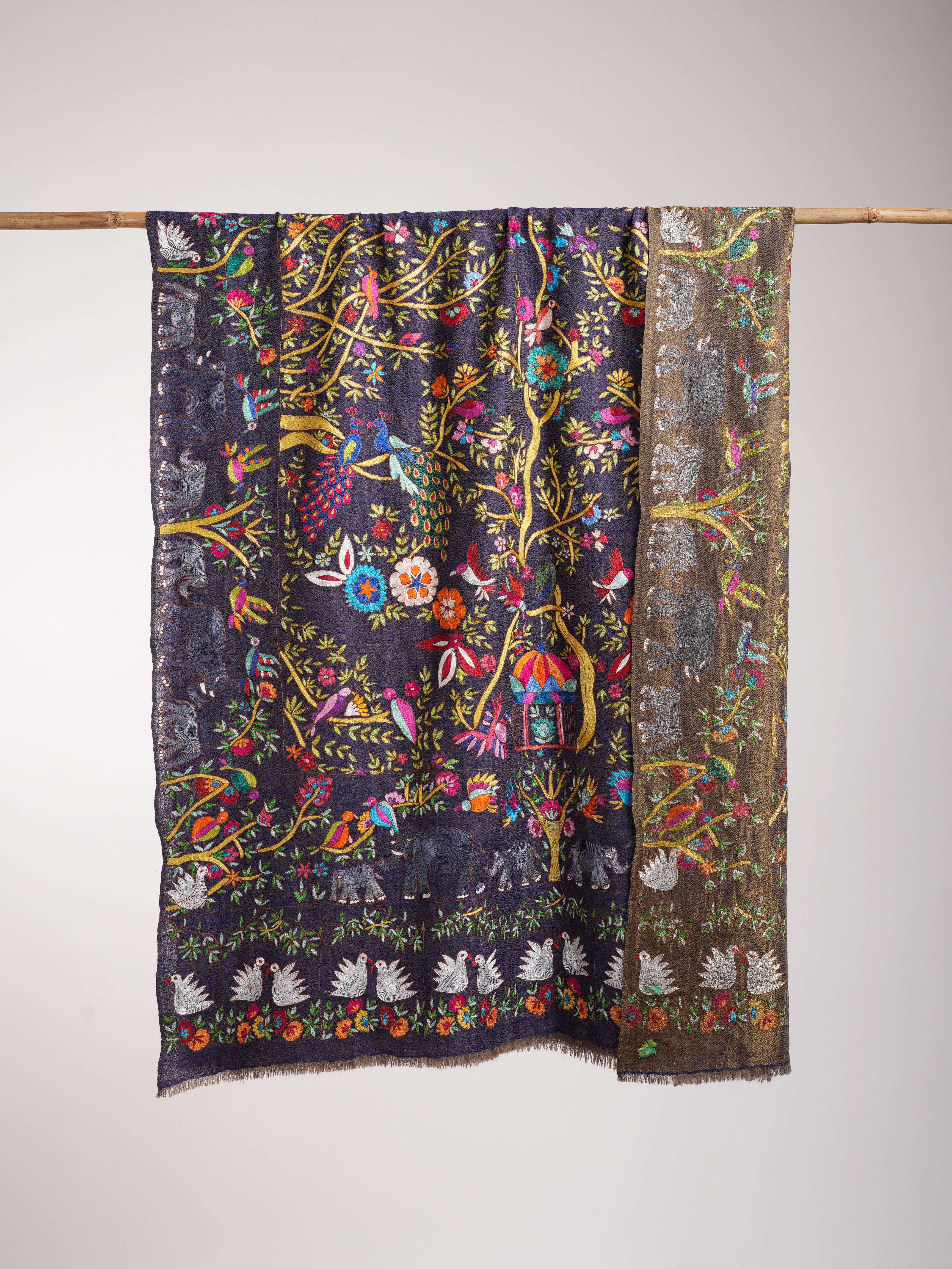 Dorukha Pashmina 和金属 Zari Kalamkari 披肩