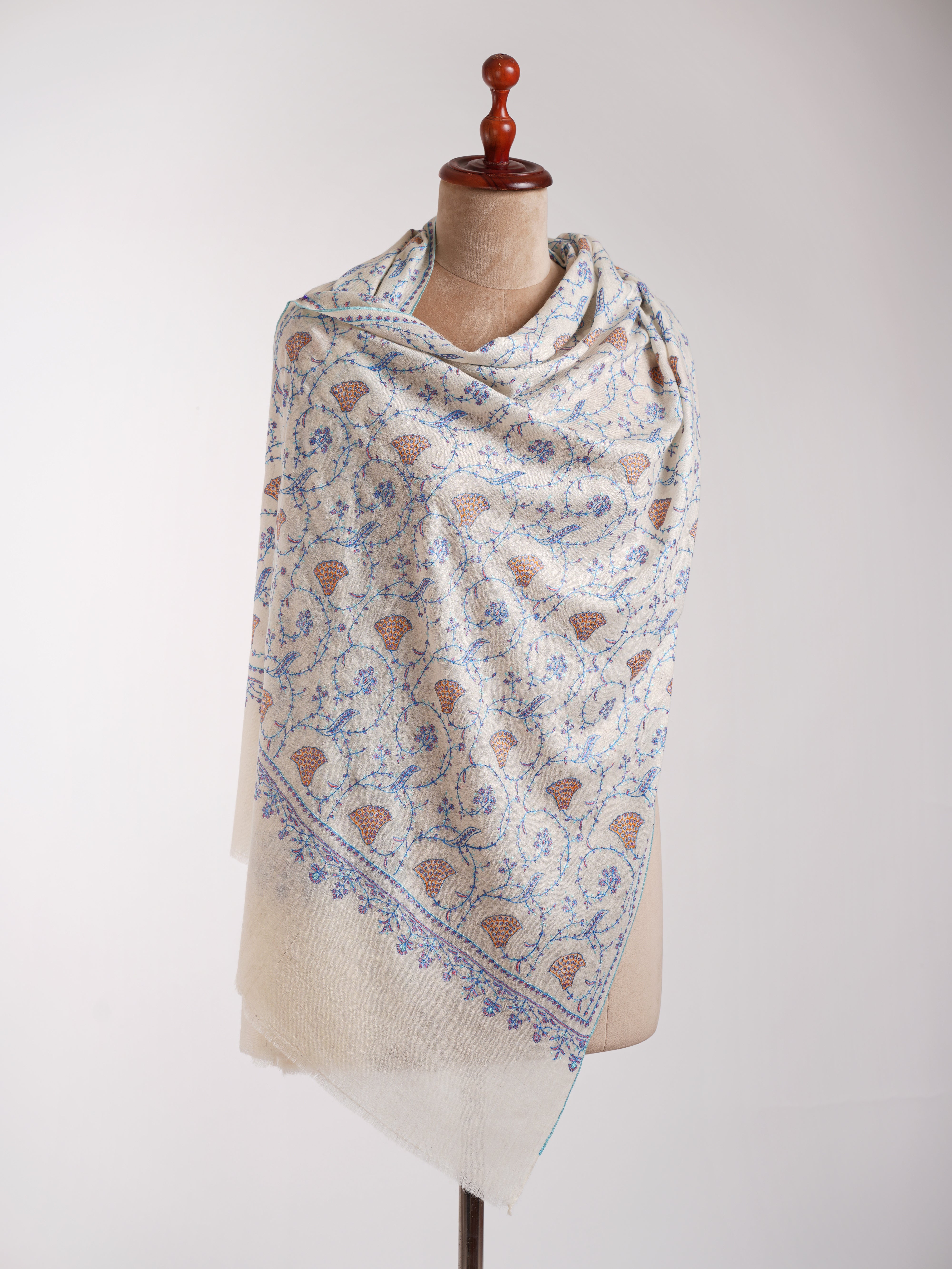 Wrap en cachemire blanc avec broderie Sozni du Cachemire