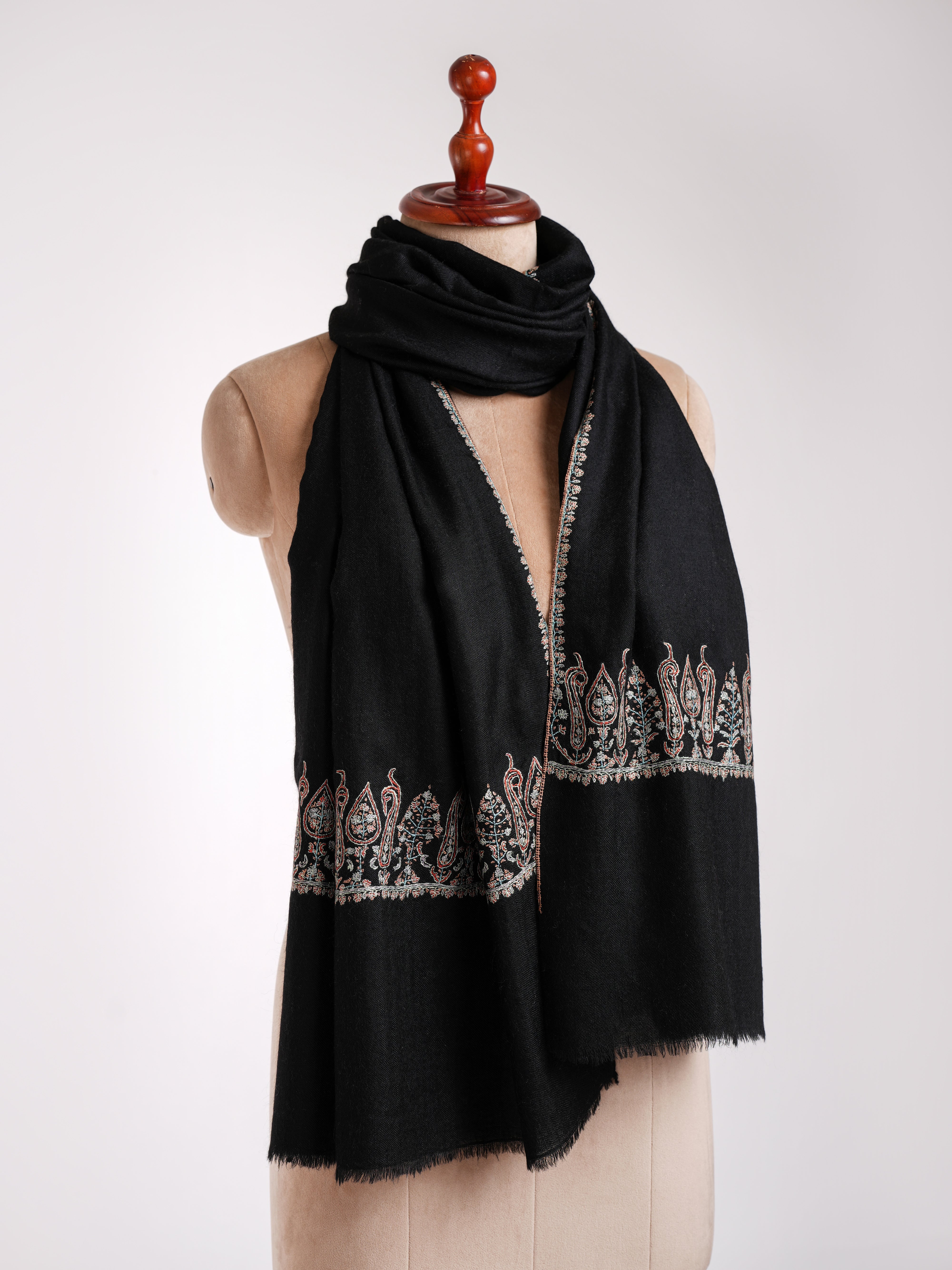 Stola in cashmere Paisley ricamata Sozni nera