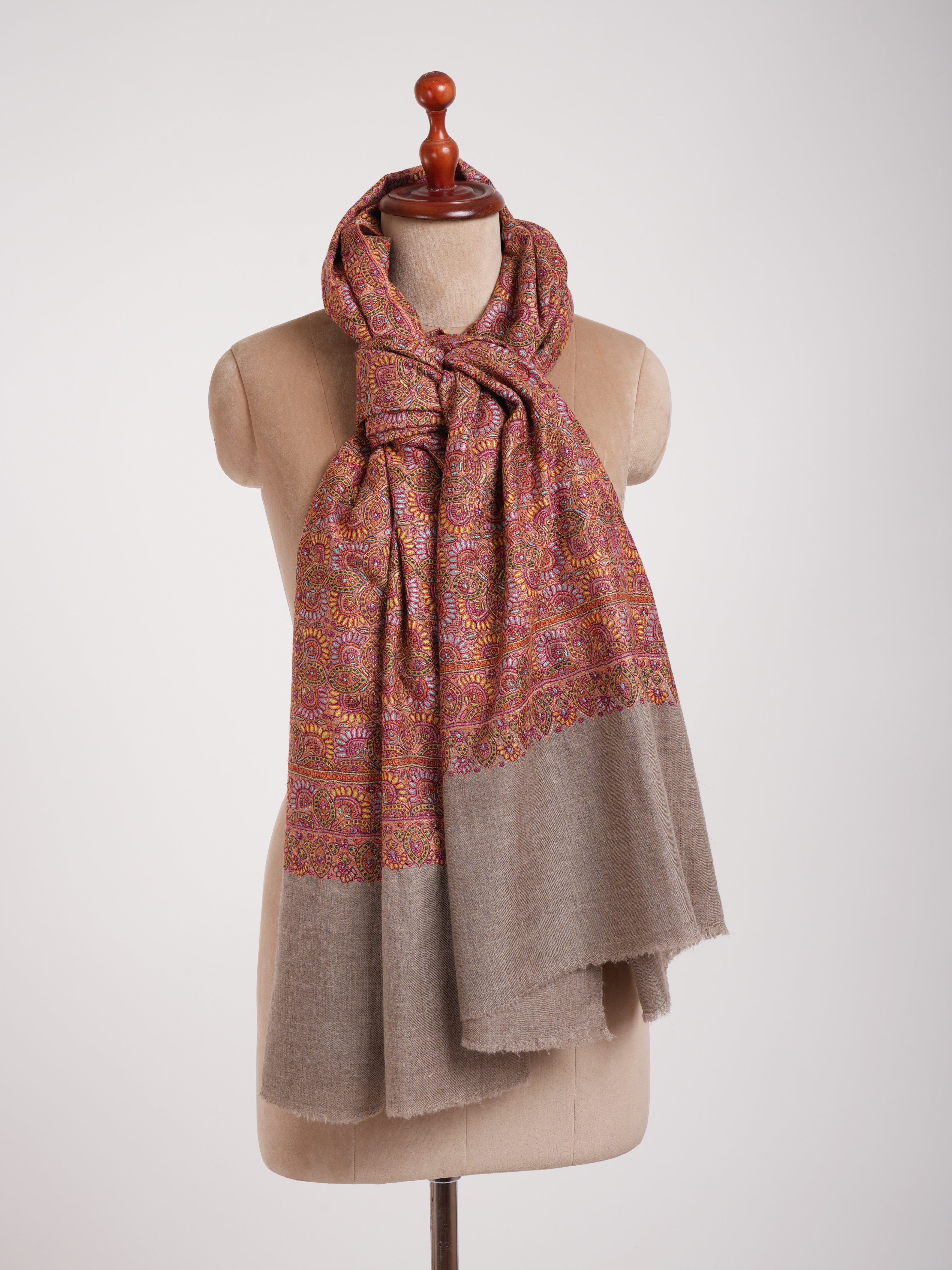 Châle de jamavar de pashmina gris naturel brodé de khatamband