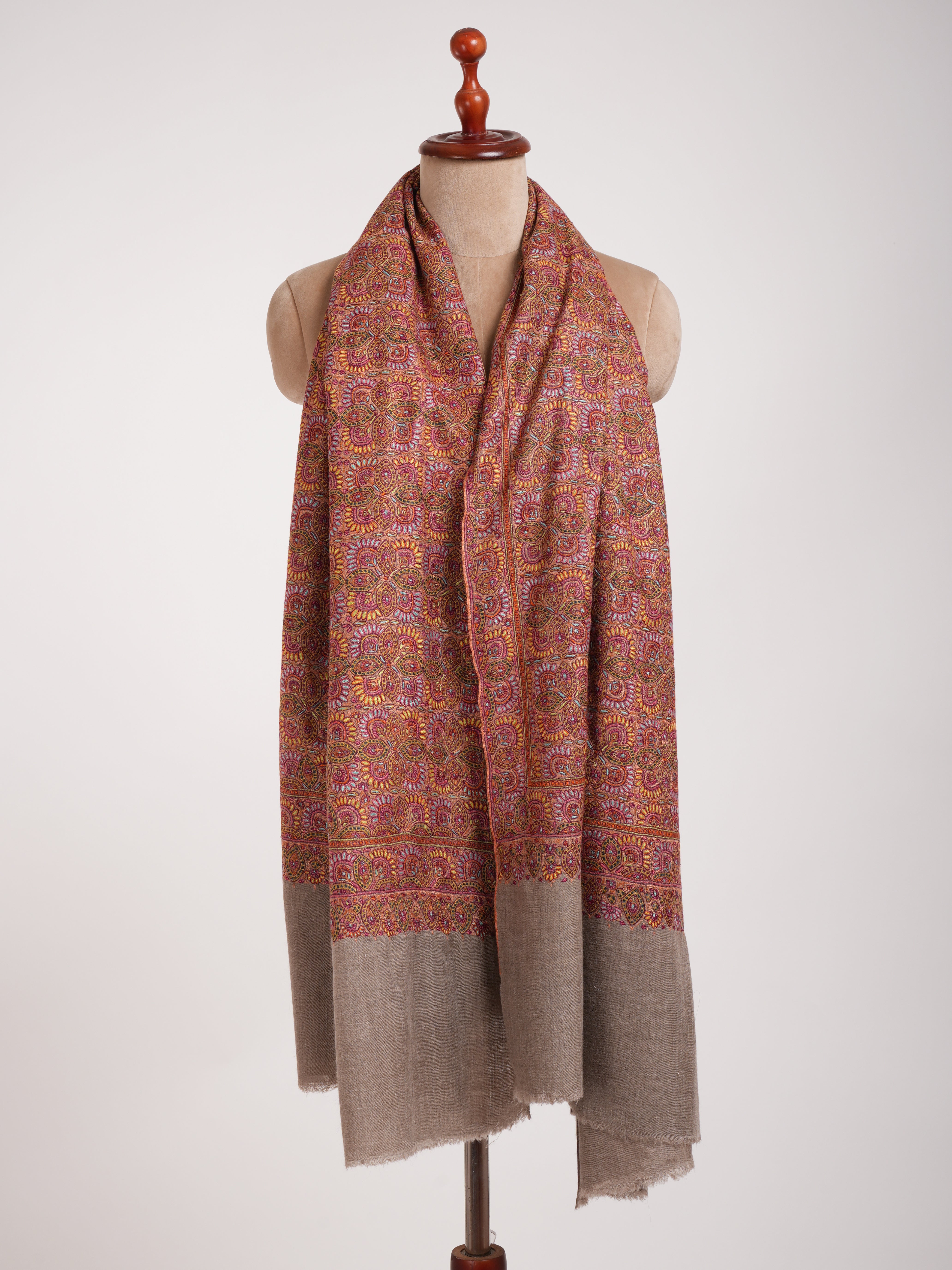 Châle de jamavar de pashmina gris naturel brodé de khatamband