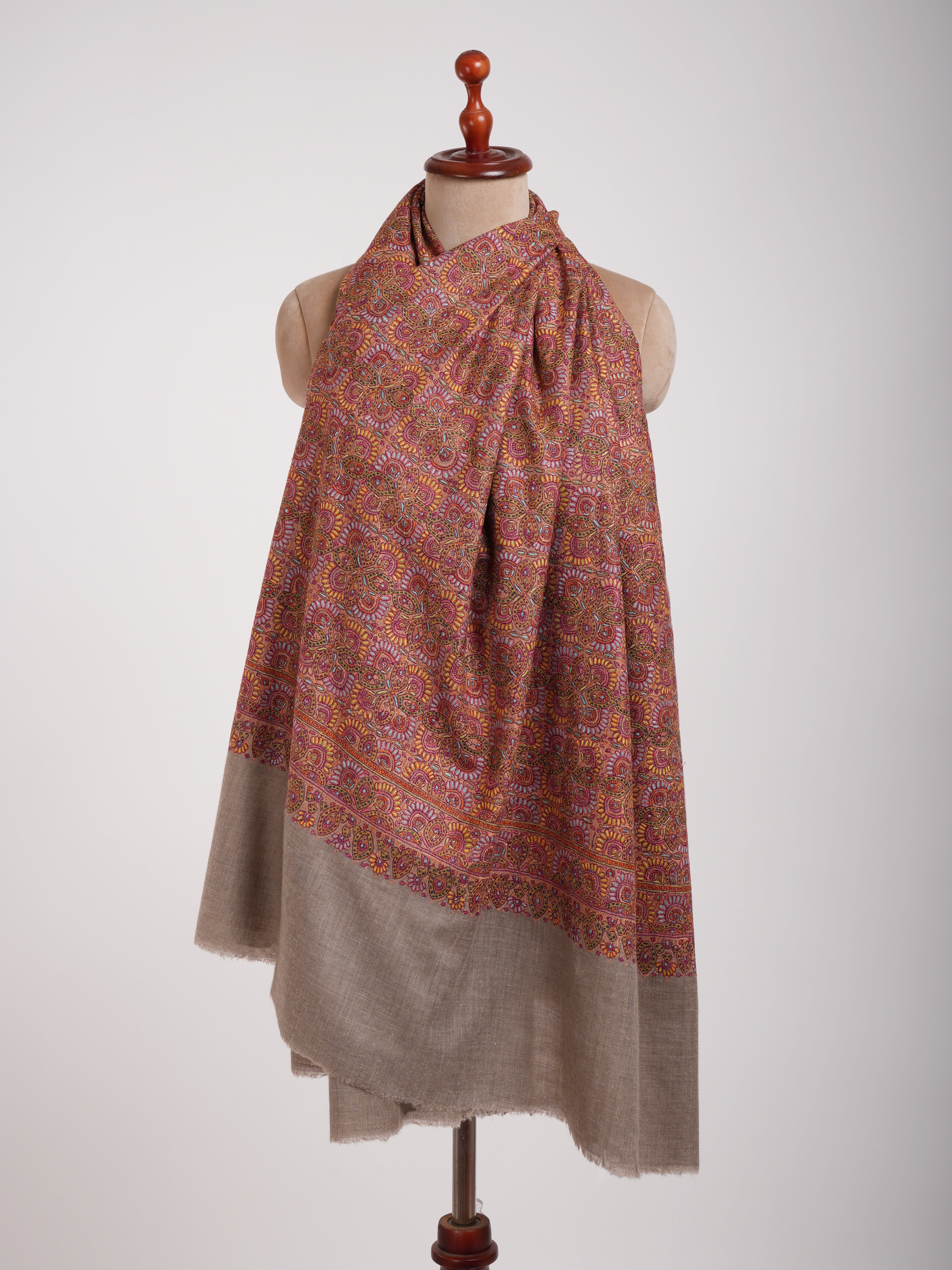 Châle de jamavar de pashmina gris naturel brodé de khatamband