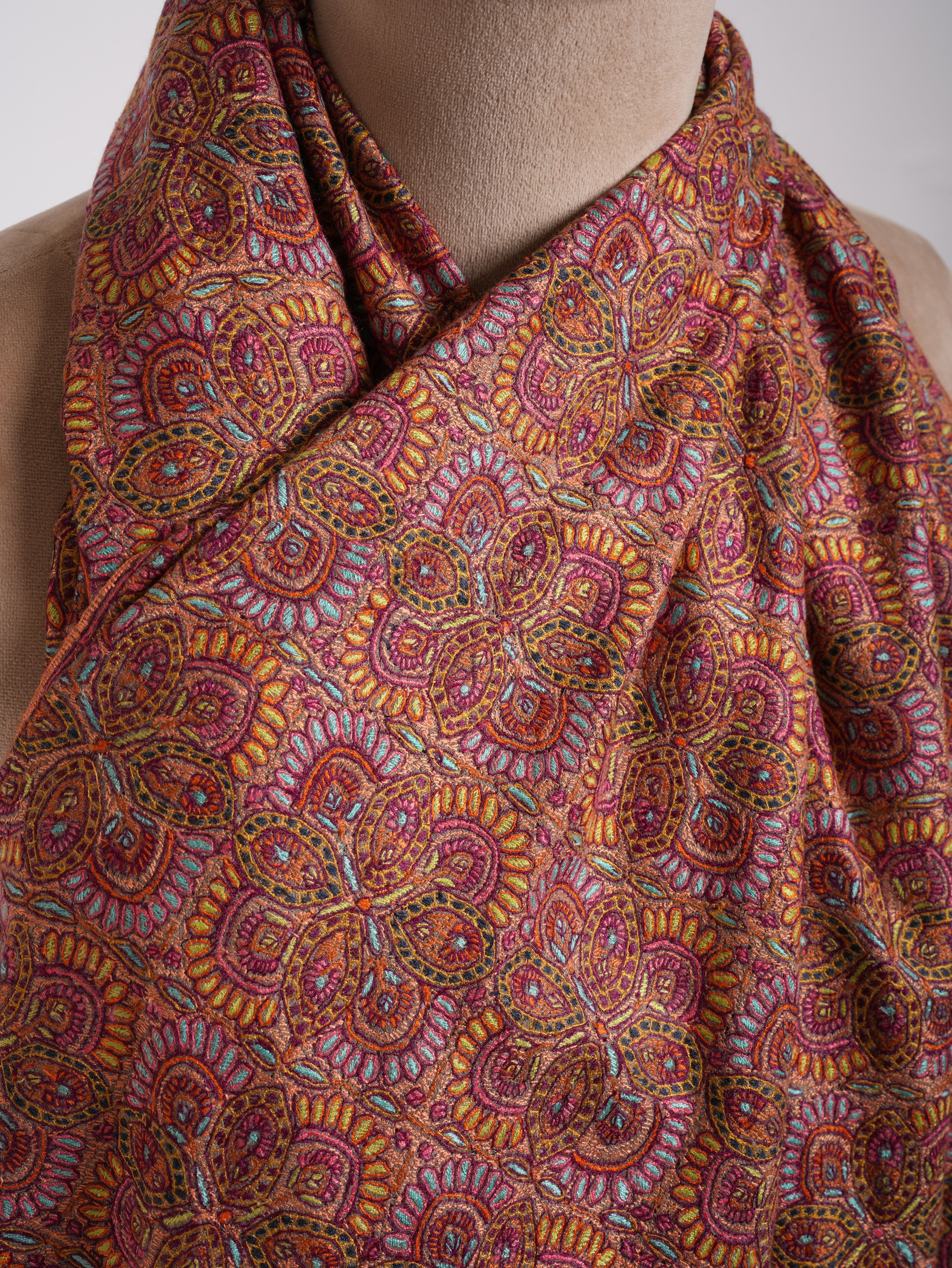 Châle de jamavar de pashmina gris naturel brodé de khatamband