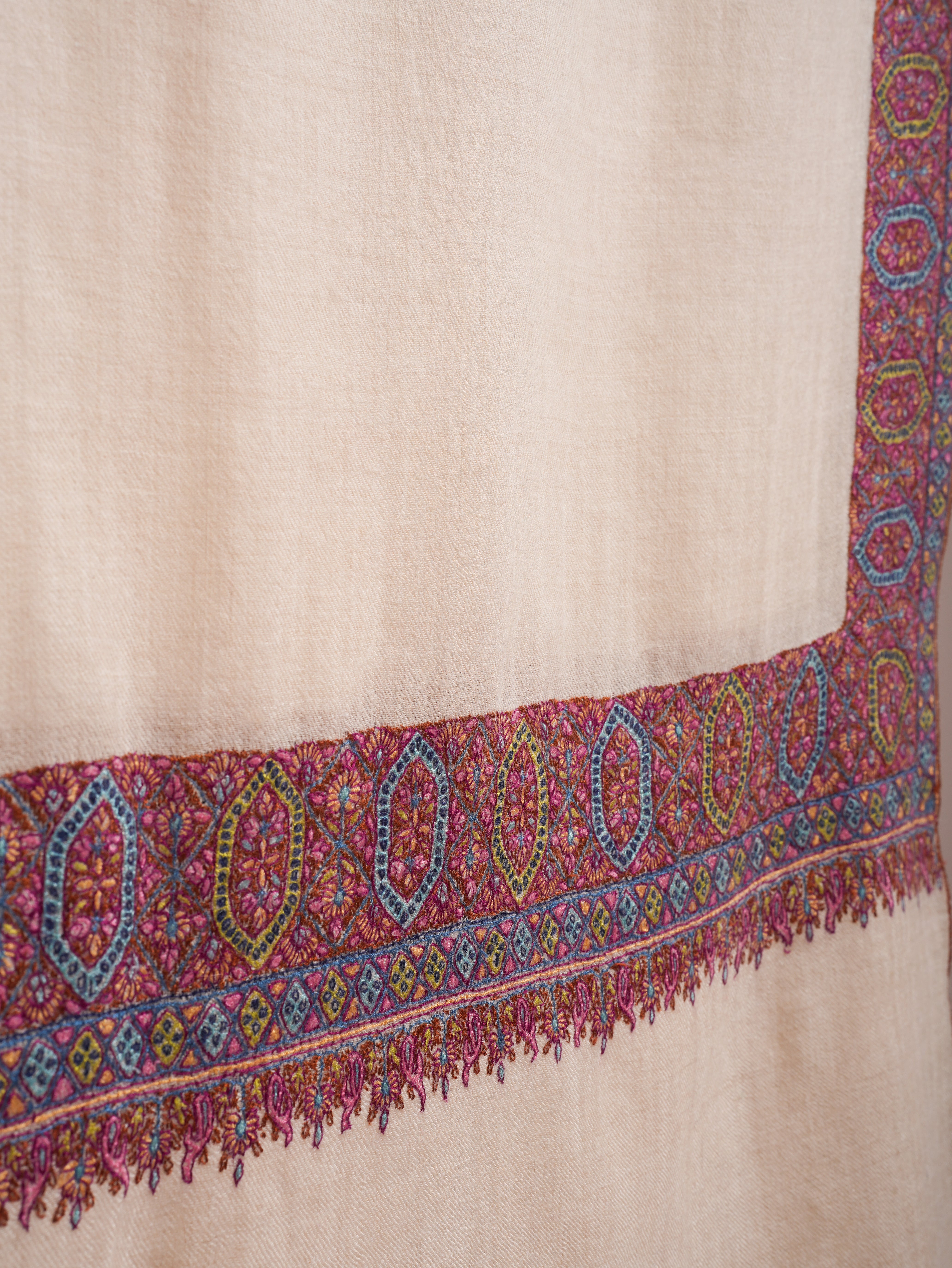 Ivory Daurdar Sozni Embroidered Indian Pashmina Shawl