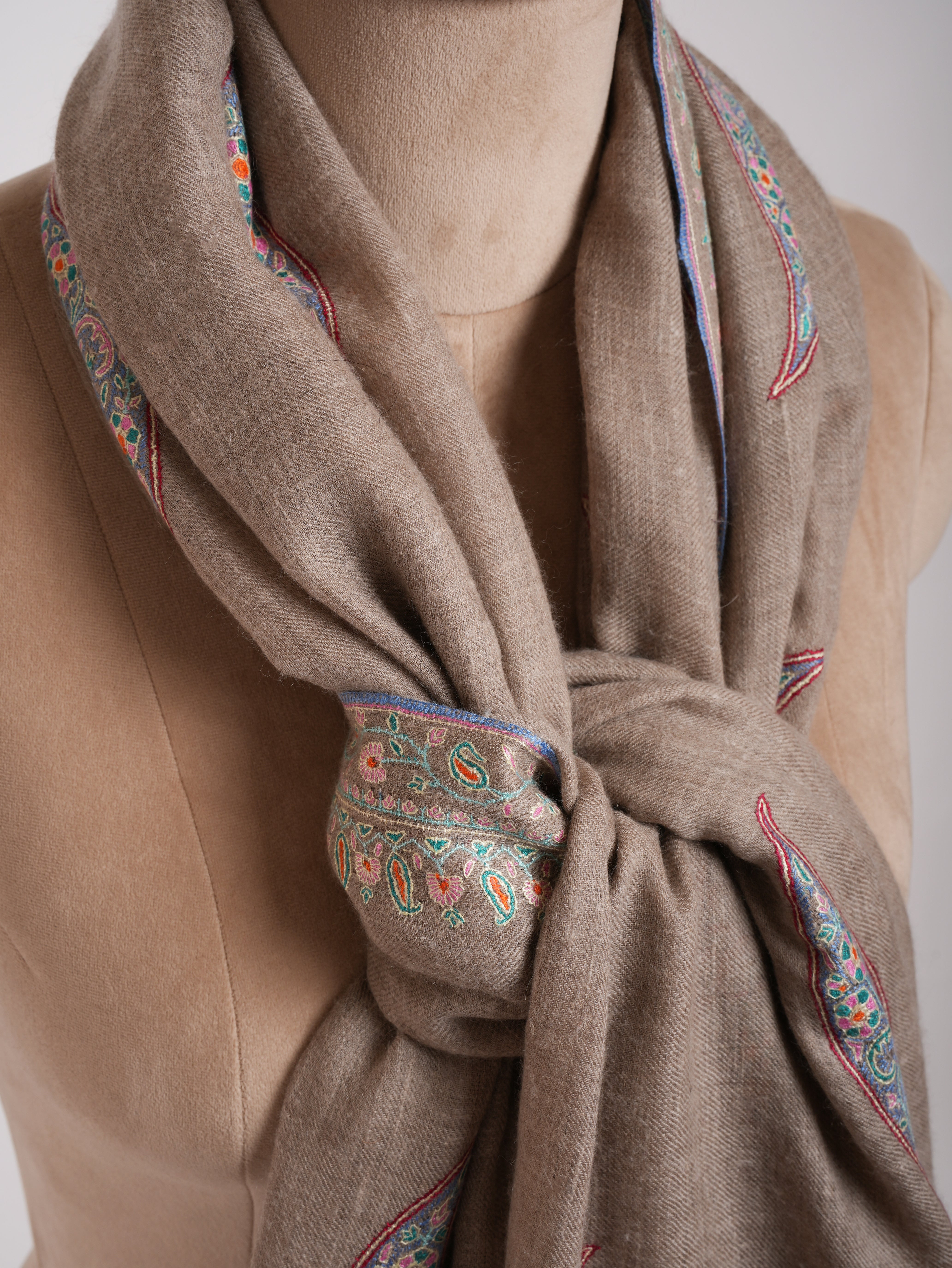 Châle de pashmina cru à Sozni naturel naturel