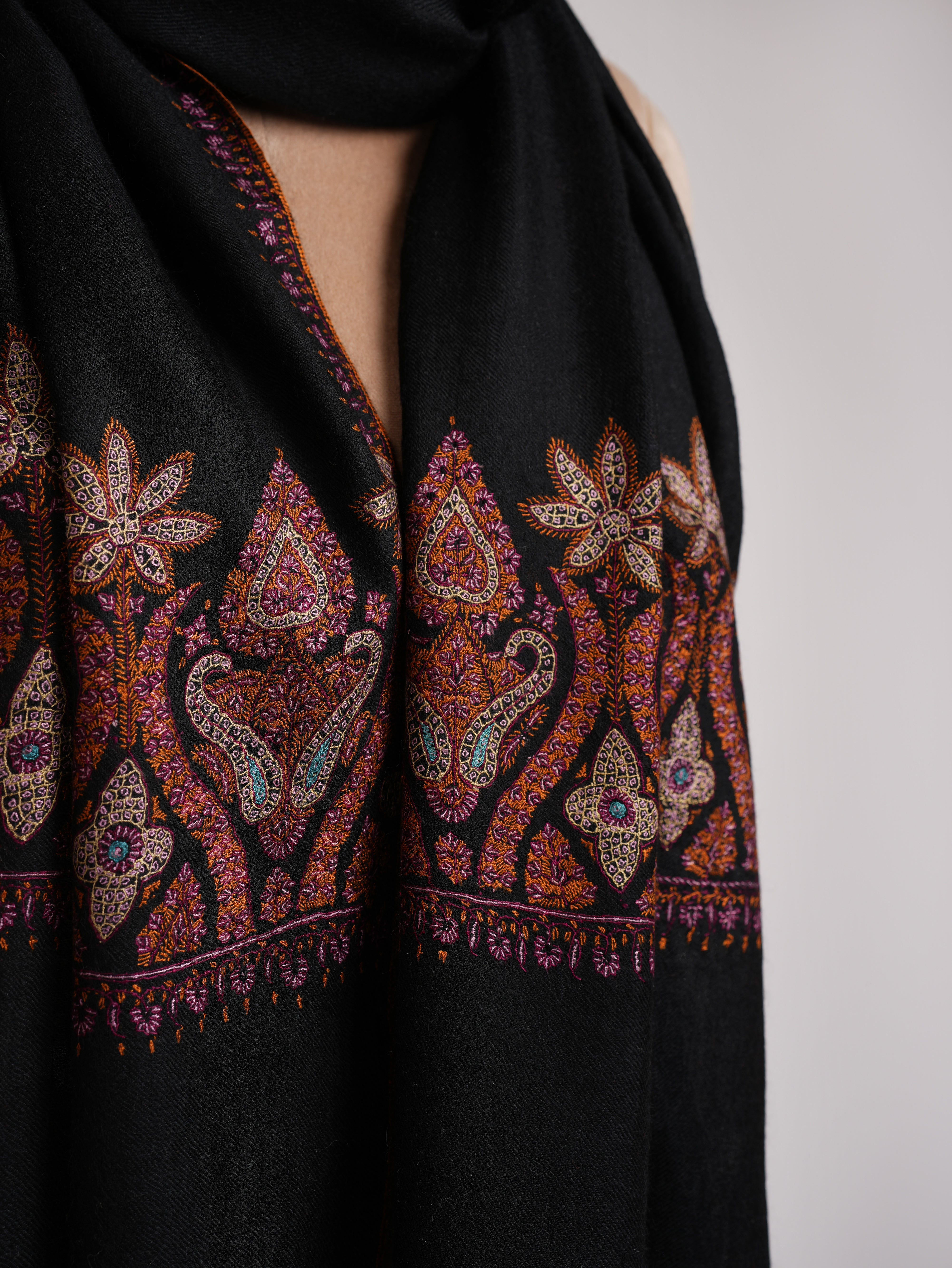 Stola in cashmere Kashmir nera Sozni Work