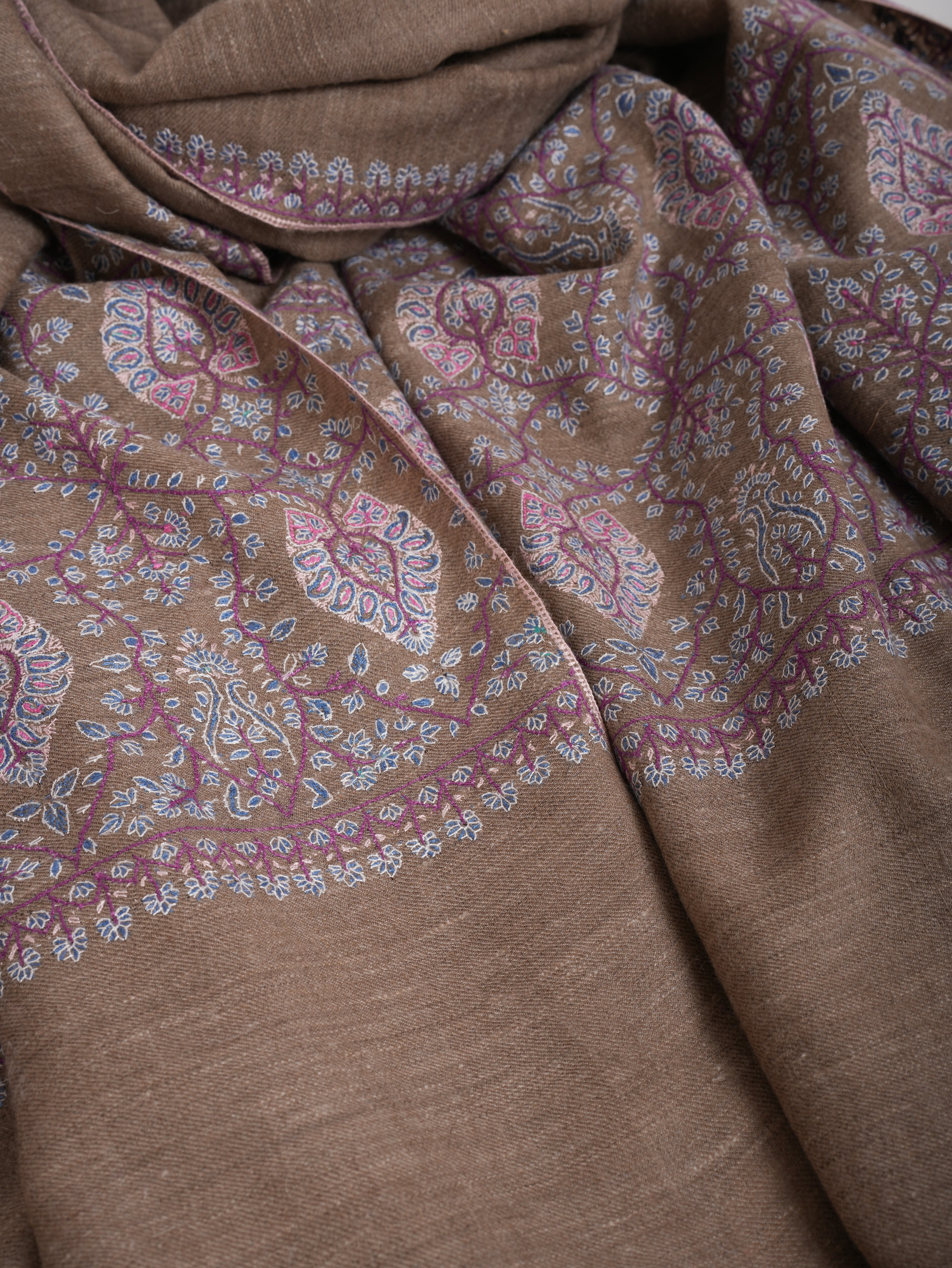 Châch de pashmina indien brodé gris naturel naturel