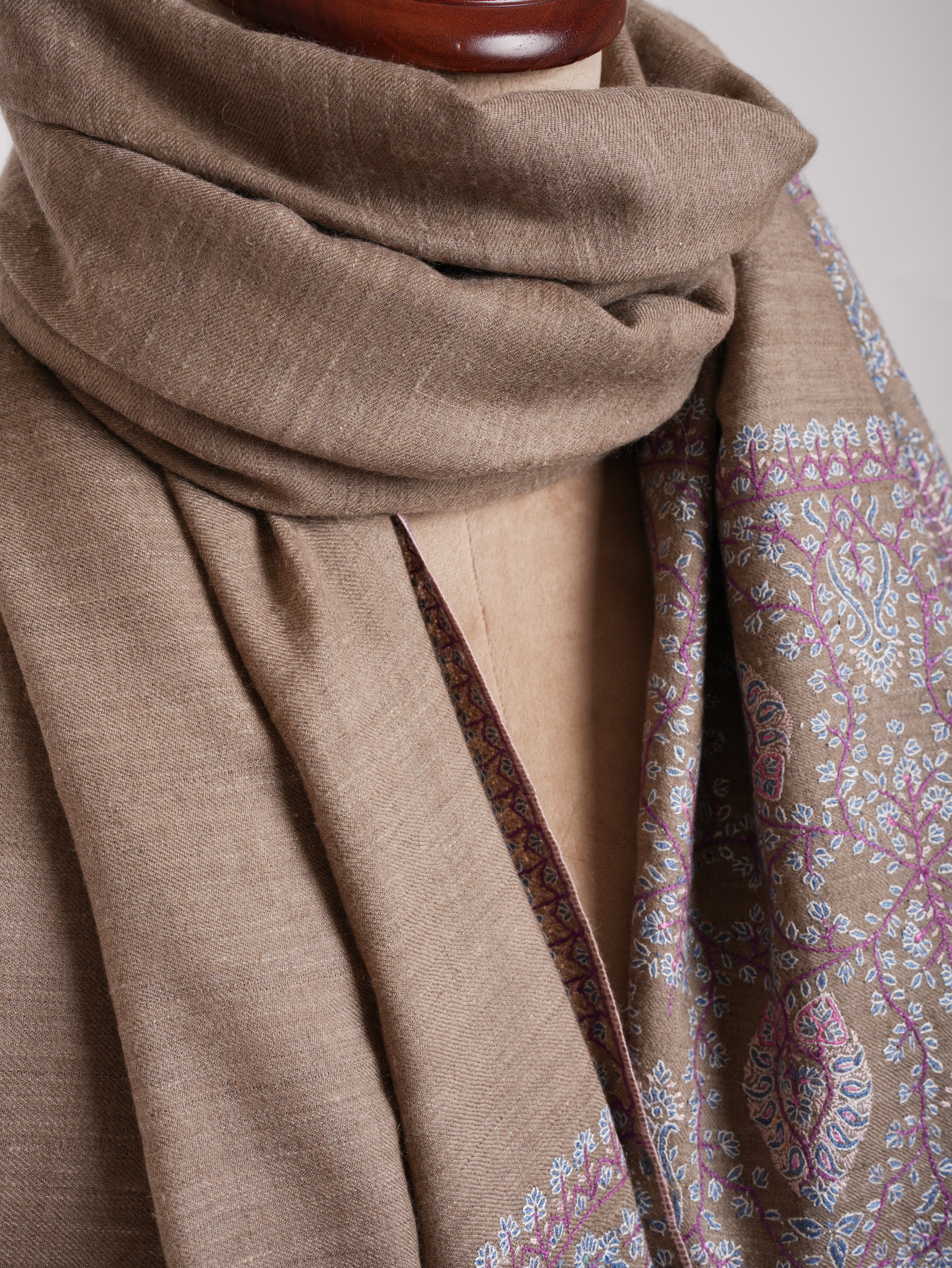 Châch de pashmina indien brodé gris naturel naturel