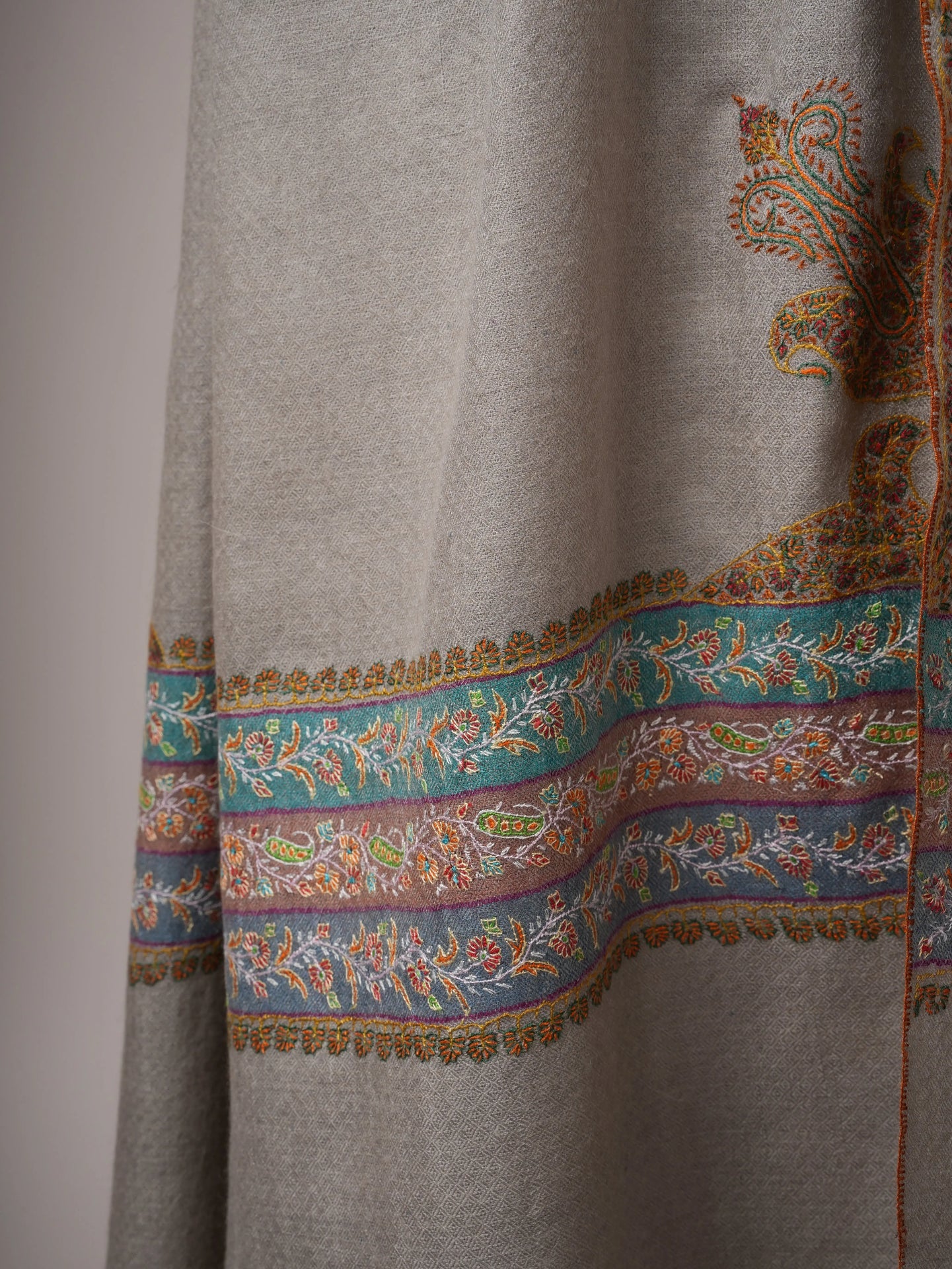 Grey Indian Pashmina Shawl – Hand-Embroidered Palla Sozni Design Shahkaar