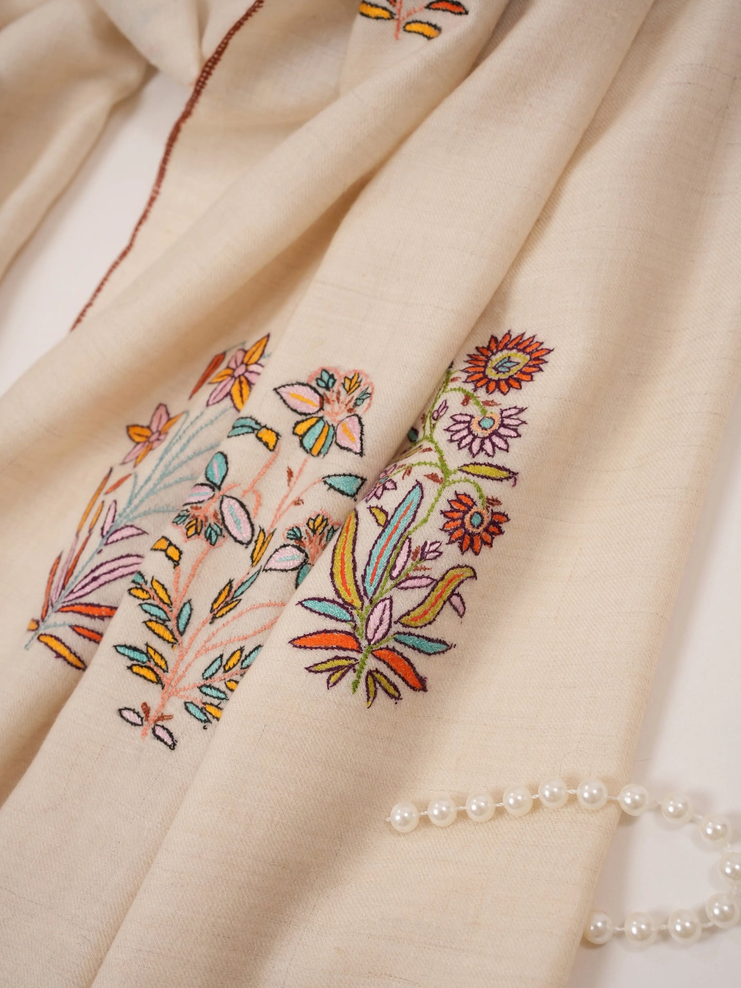 Handwoven White Buteh Kashmiri Pashmina Shawl with Sozni Handwork Shahkaar.com