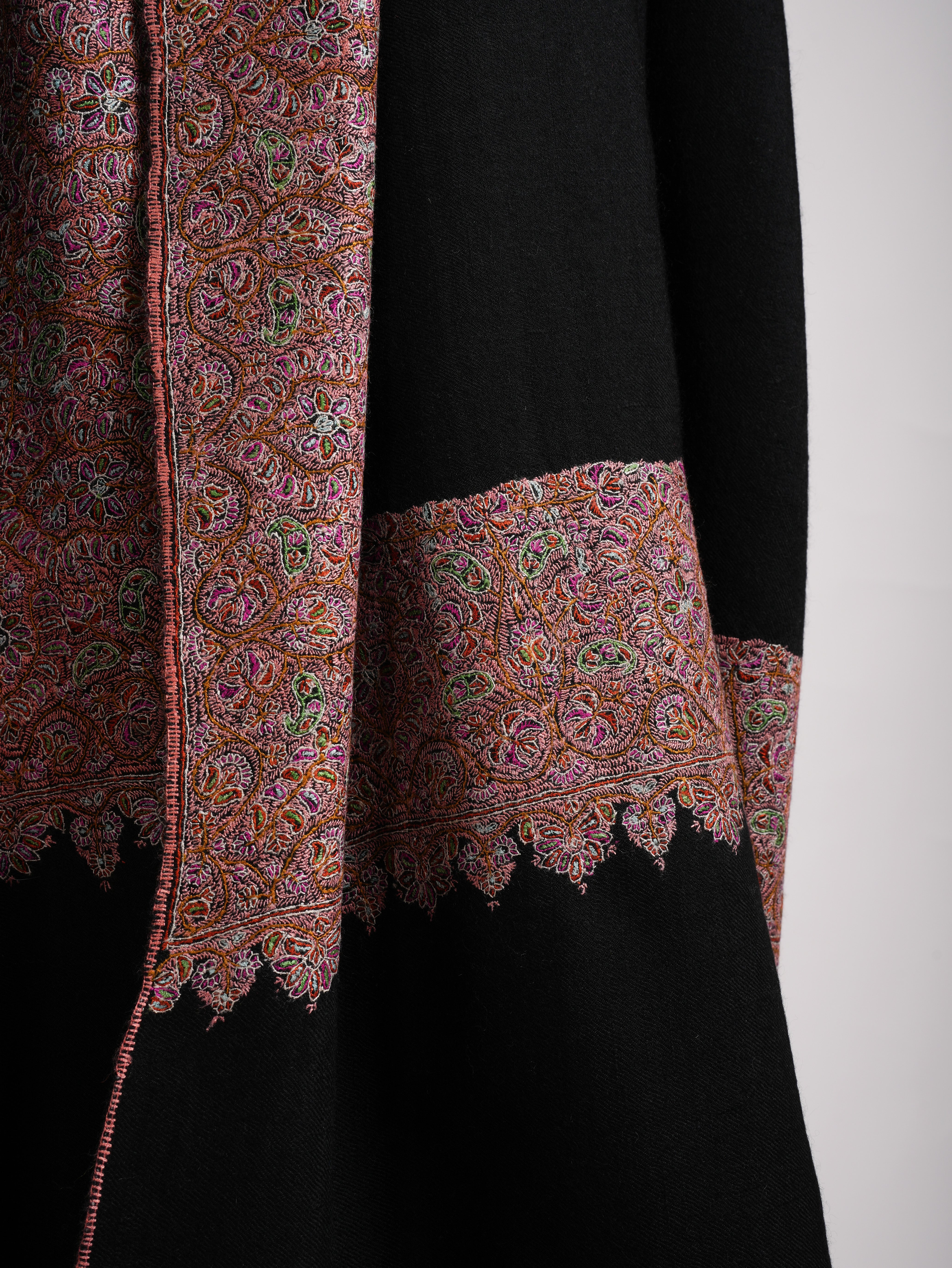 Daurdar Fine Embroidered Black Kashmiri Pashmina Shawl