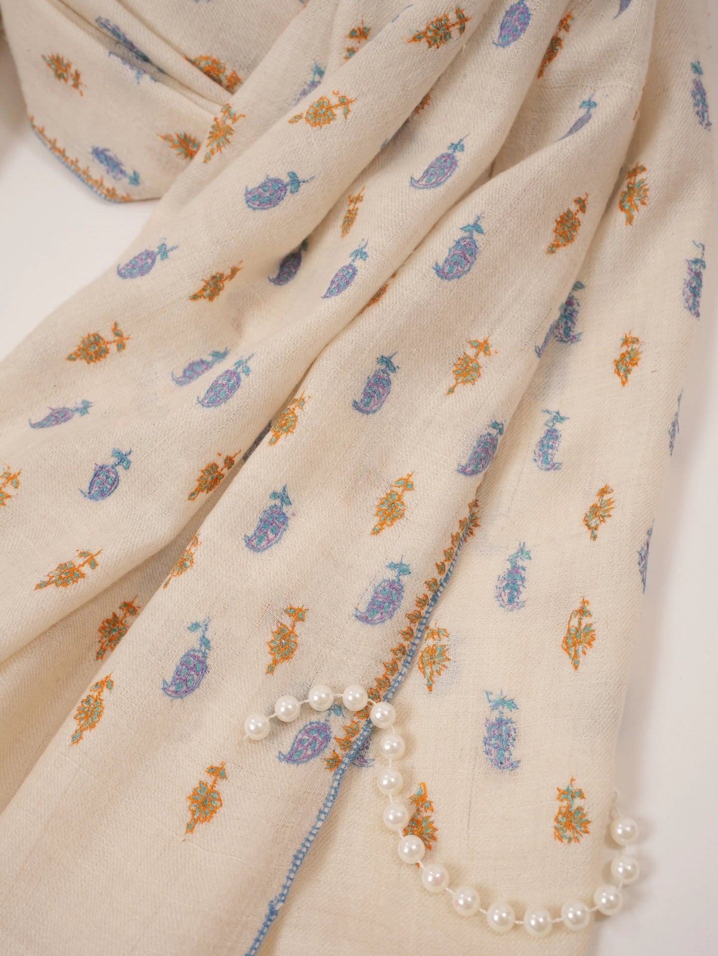 Handcrafted White Handwoven Pashmina Shawl with Kashmiri Buteh Sozni Embroidery Shahkaar.com
