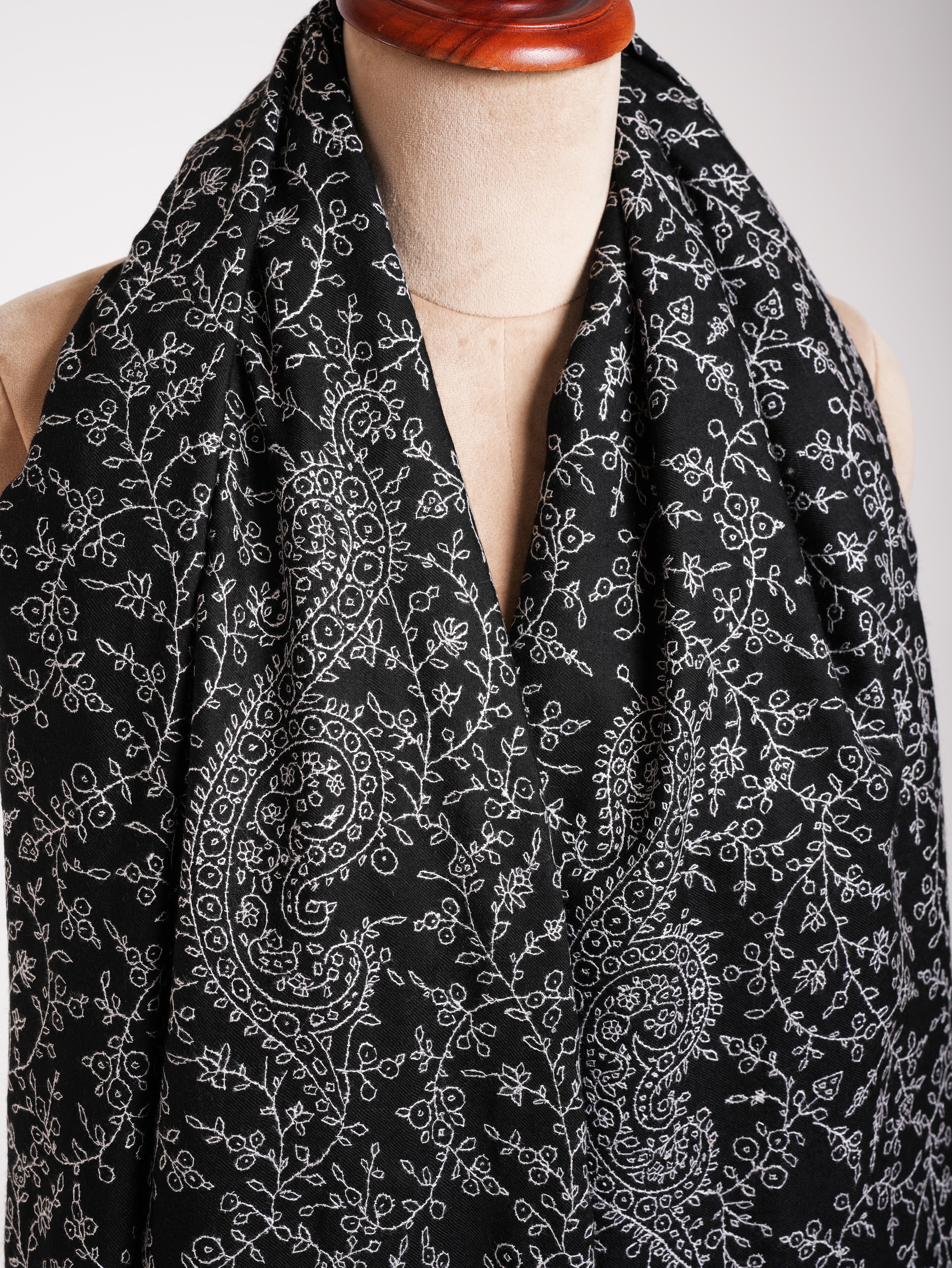 Wrap Pashmina indien noir brodé Sozni surdimensionné