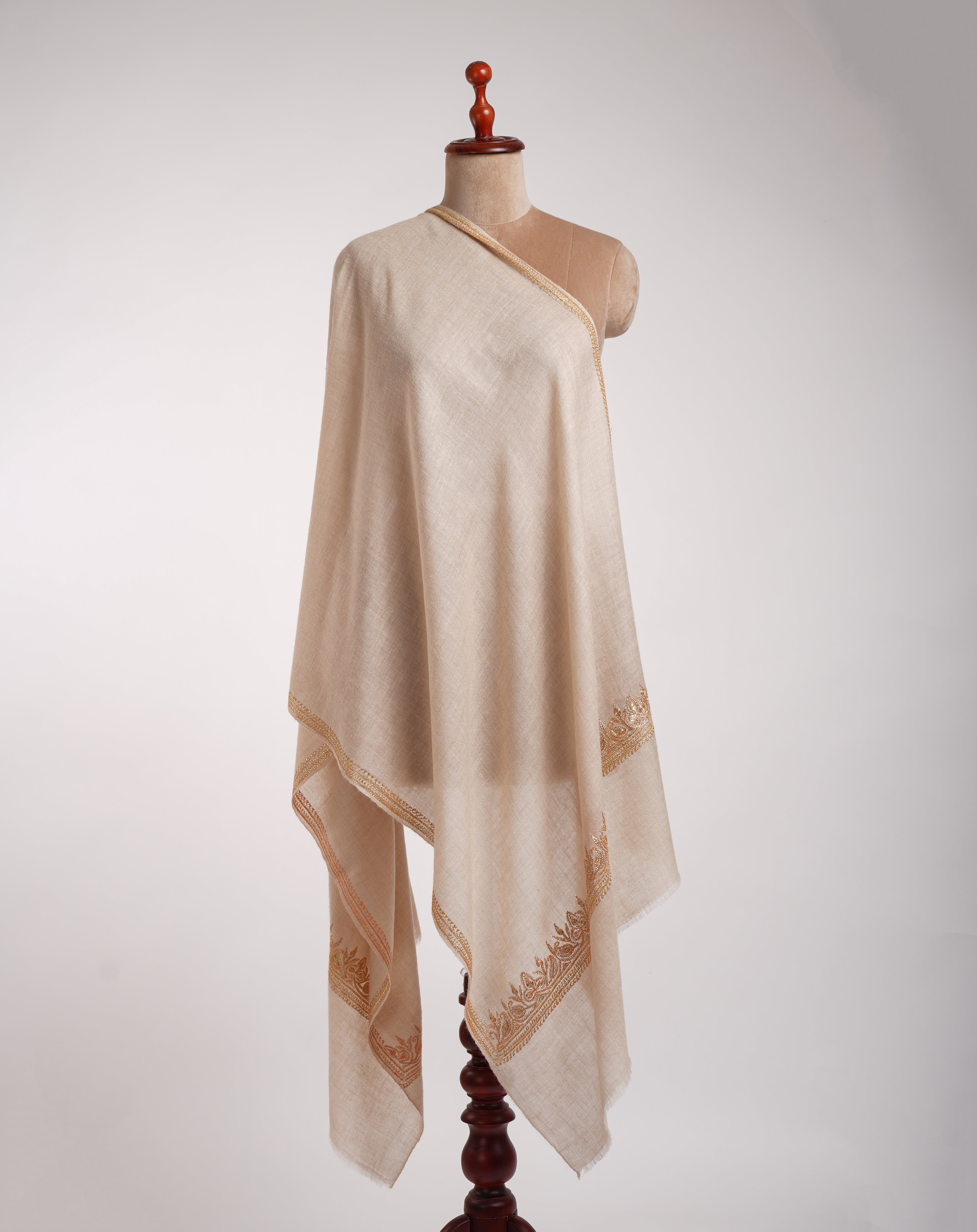 Stola in cashmere indiano ricamato Tilla dorato color crema naturale