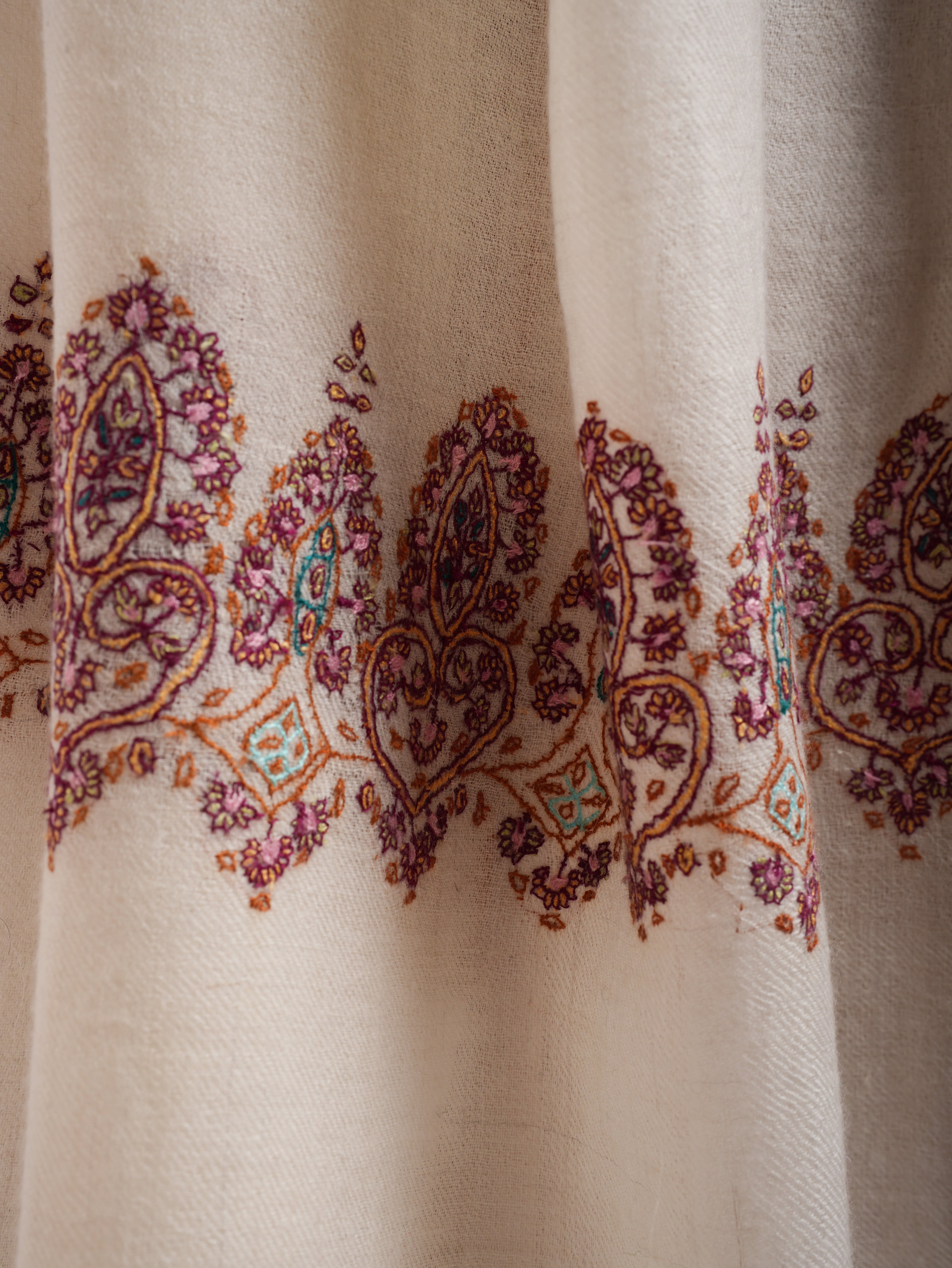 Ivory Palla Sozni Embroidered Soft Cashmere Stole