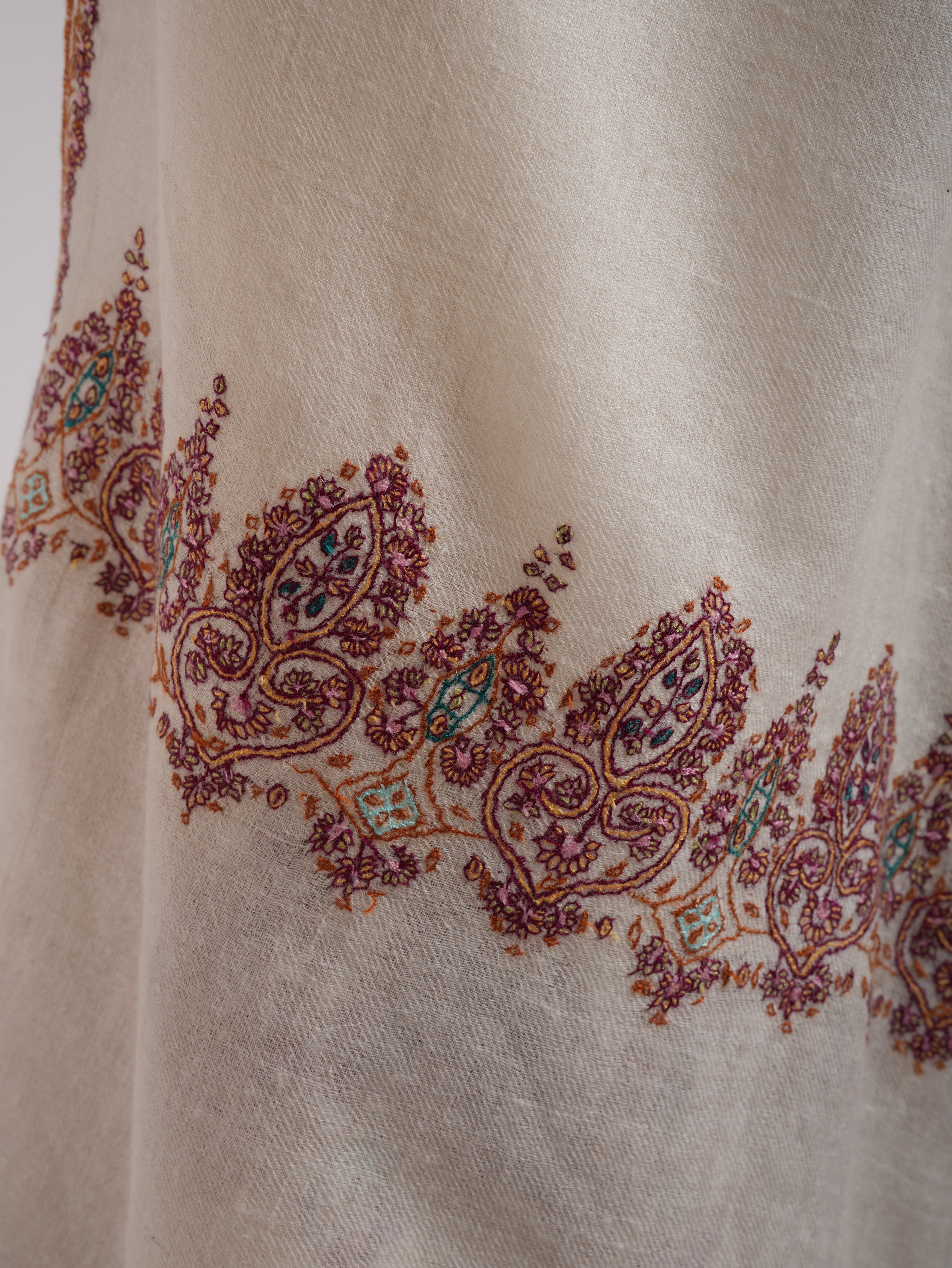 Ivory Palla Sozni Embroidered Soft Cashmere Stole