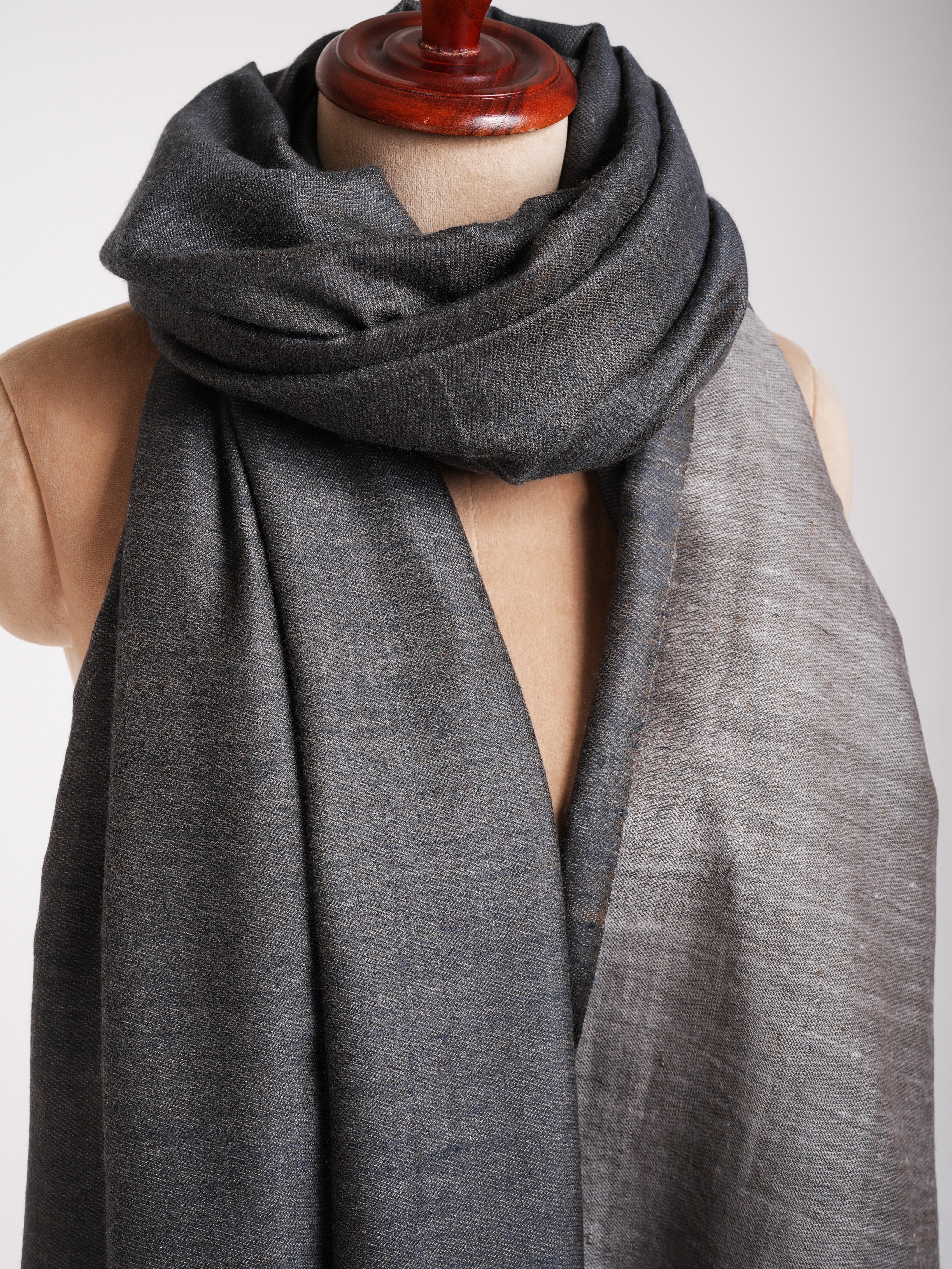 Châle Pashmina surdimensionné Dorukha gris acier et ivoire