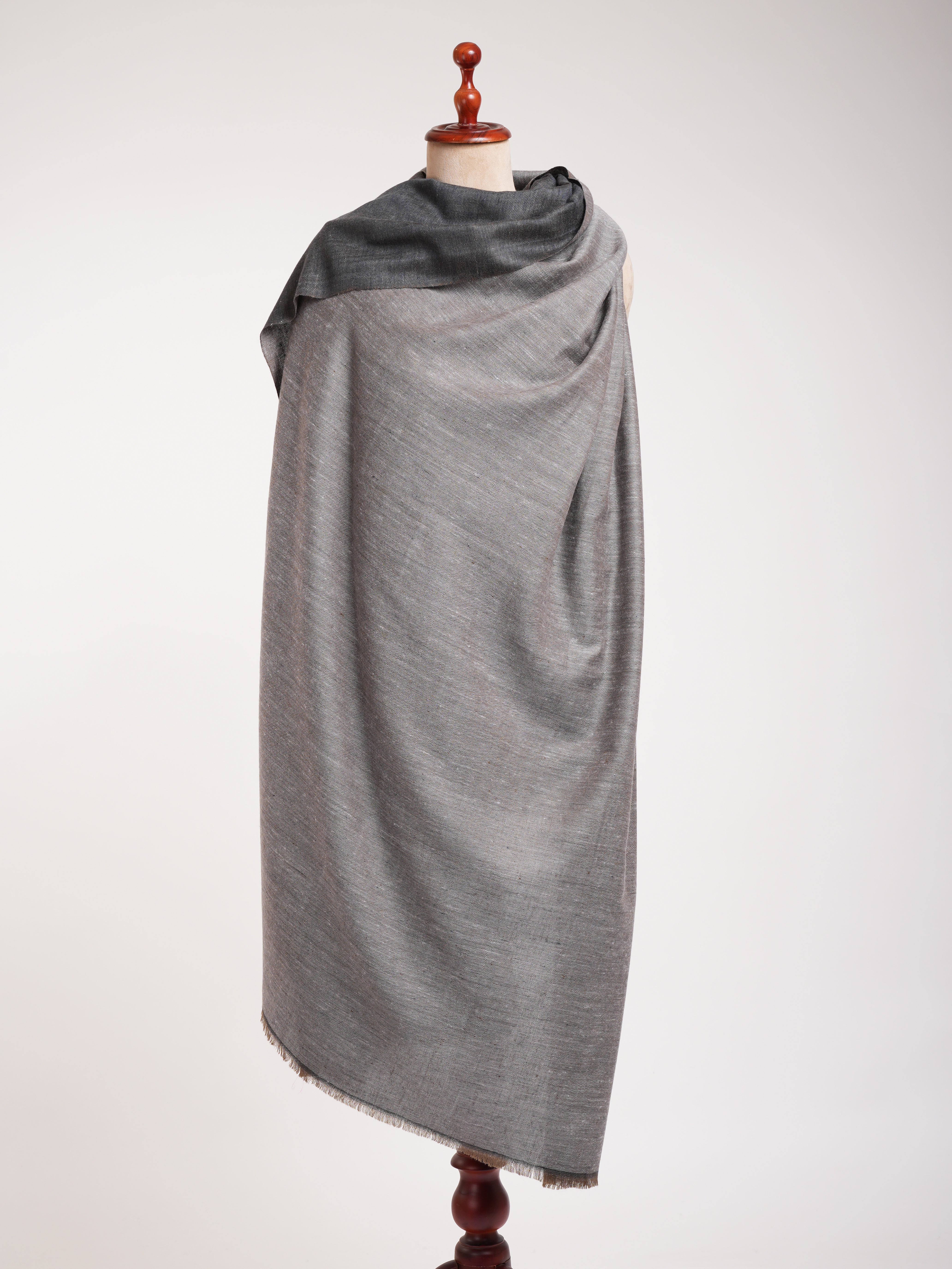 Châle Pashmina surdimensionné Dorukha gris acier et ivoire