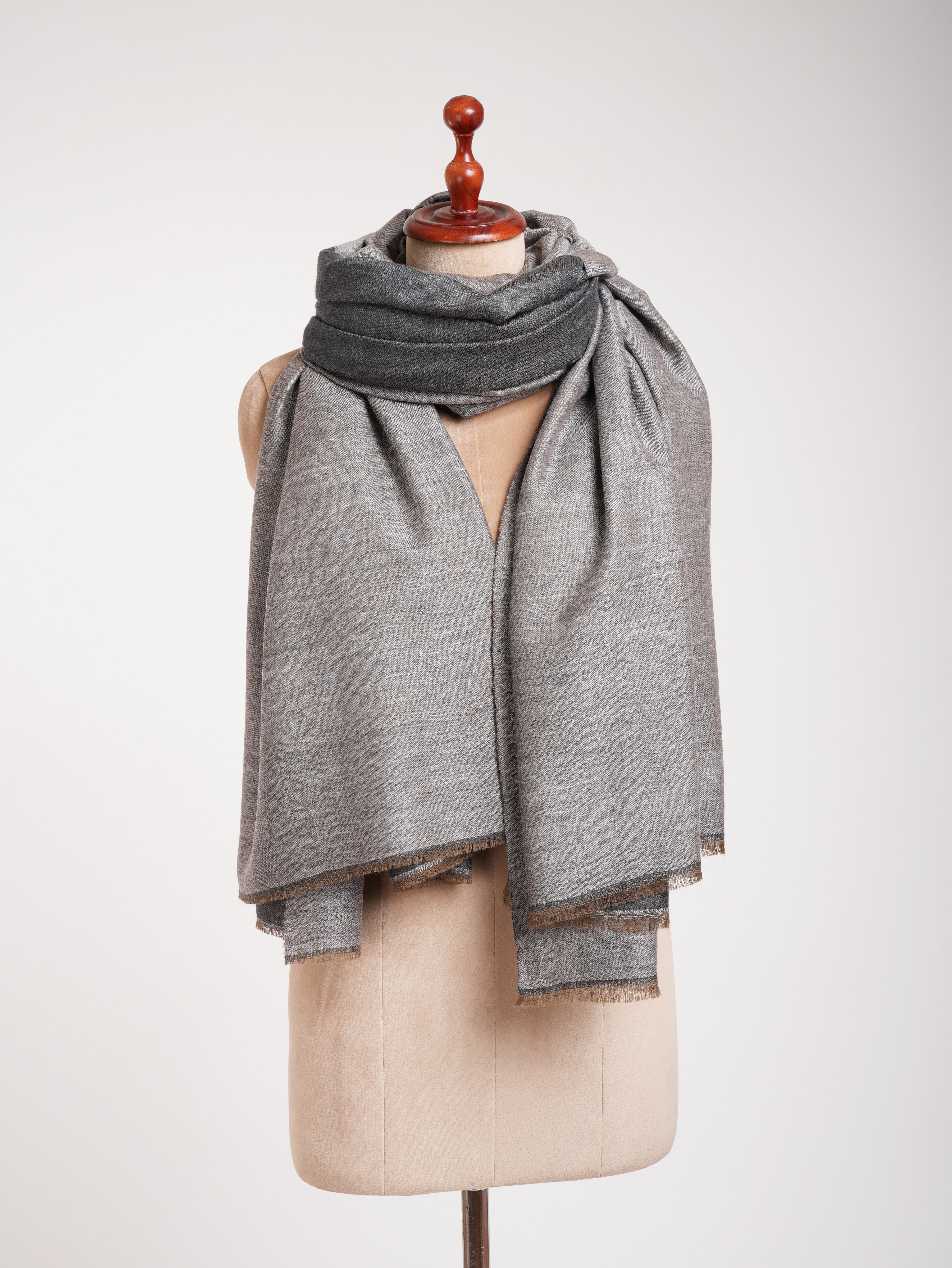 Châle Pashmina surdimensionné Dorukha gris acier et ivoire