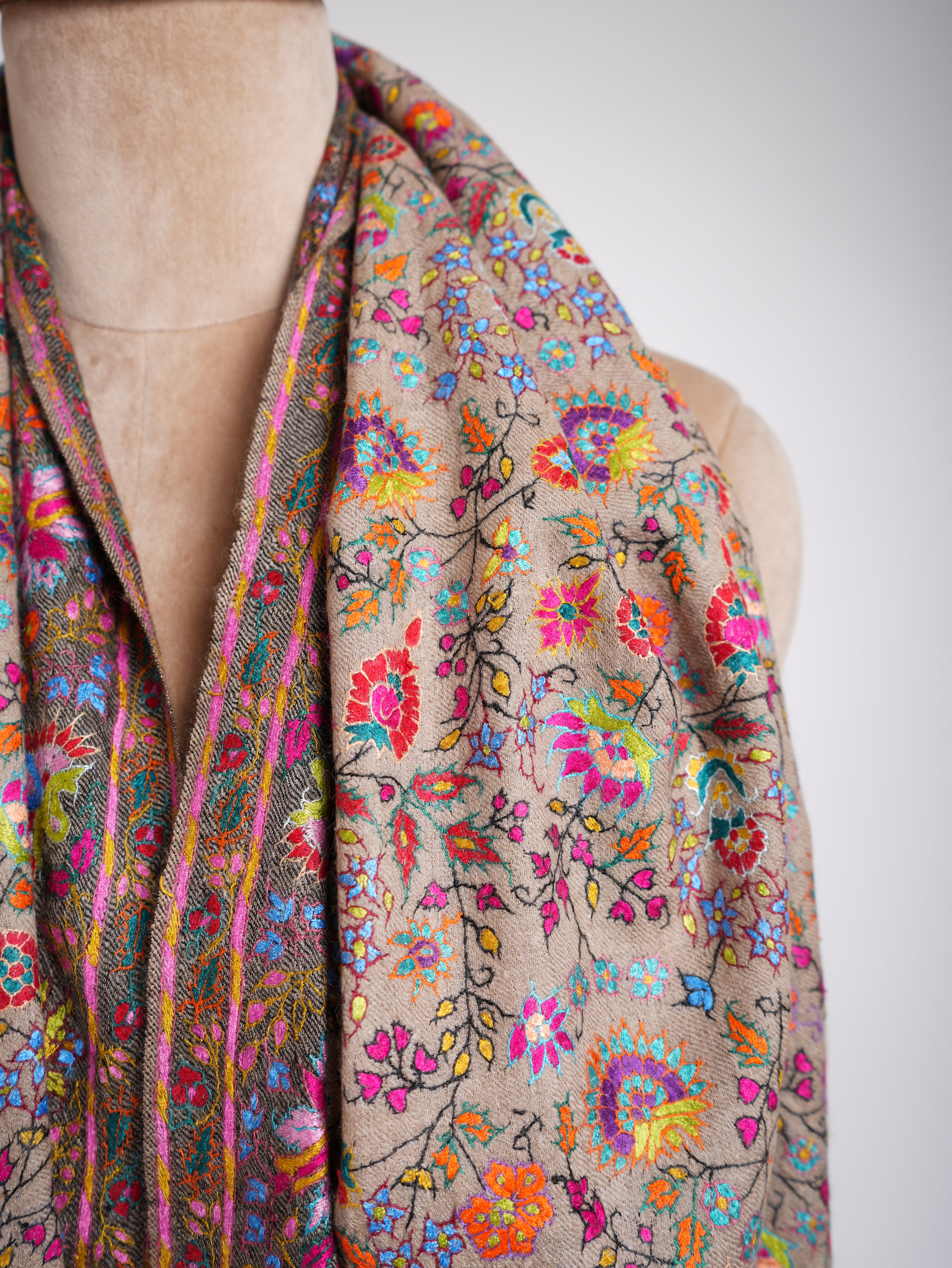 Châle Pashmina unique de mariée de jardin de broderie à la main