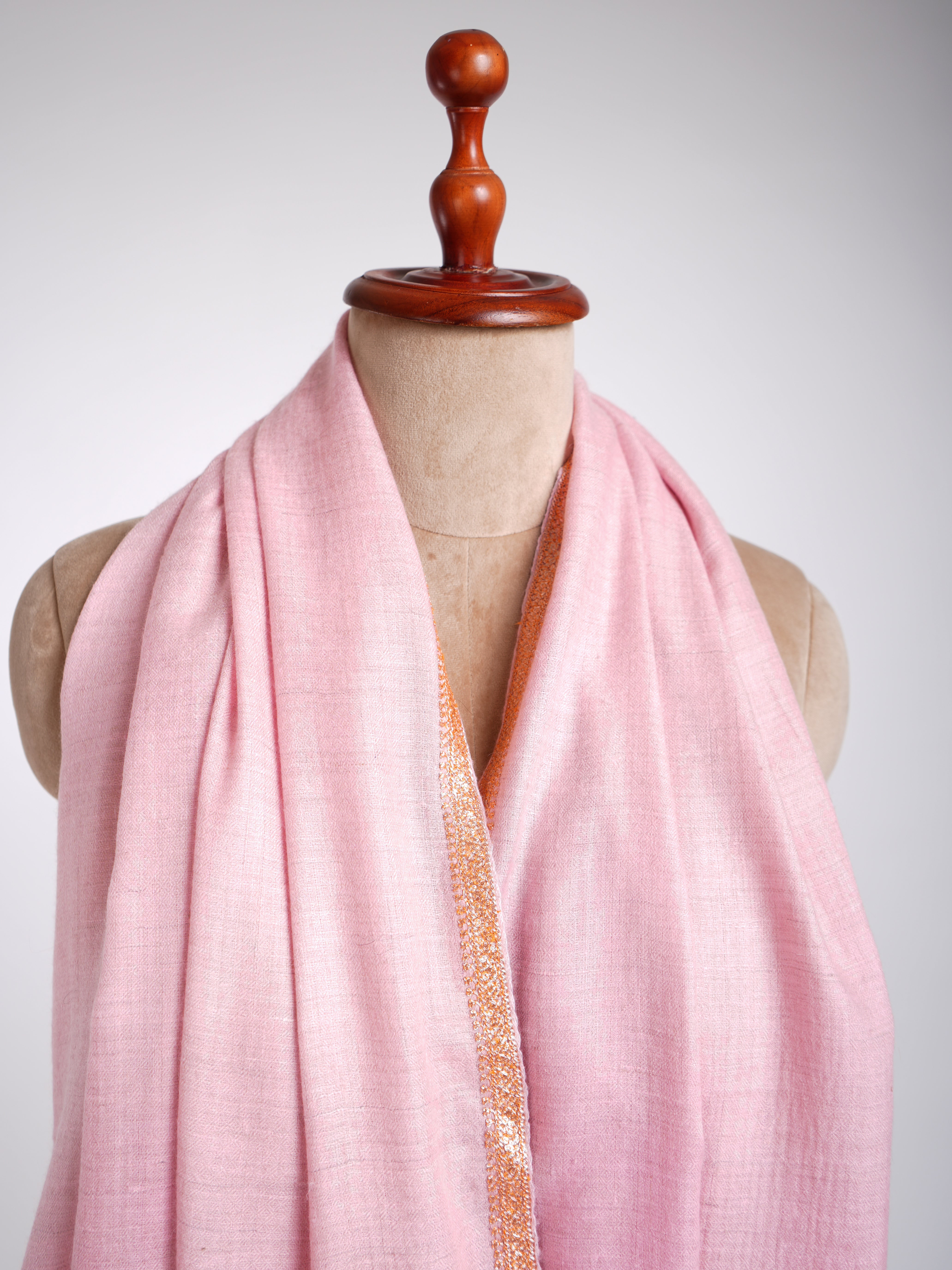 Scialle di Pashmina rosa con ricamo dorato Tilla Work