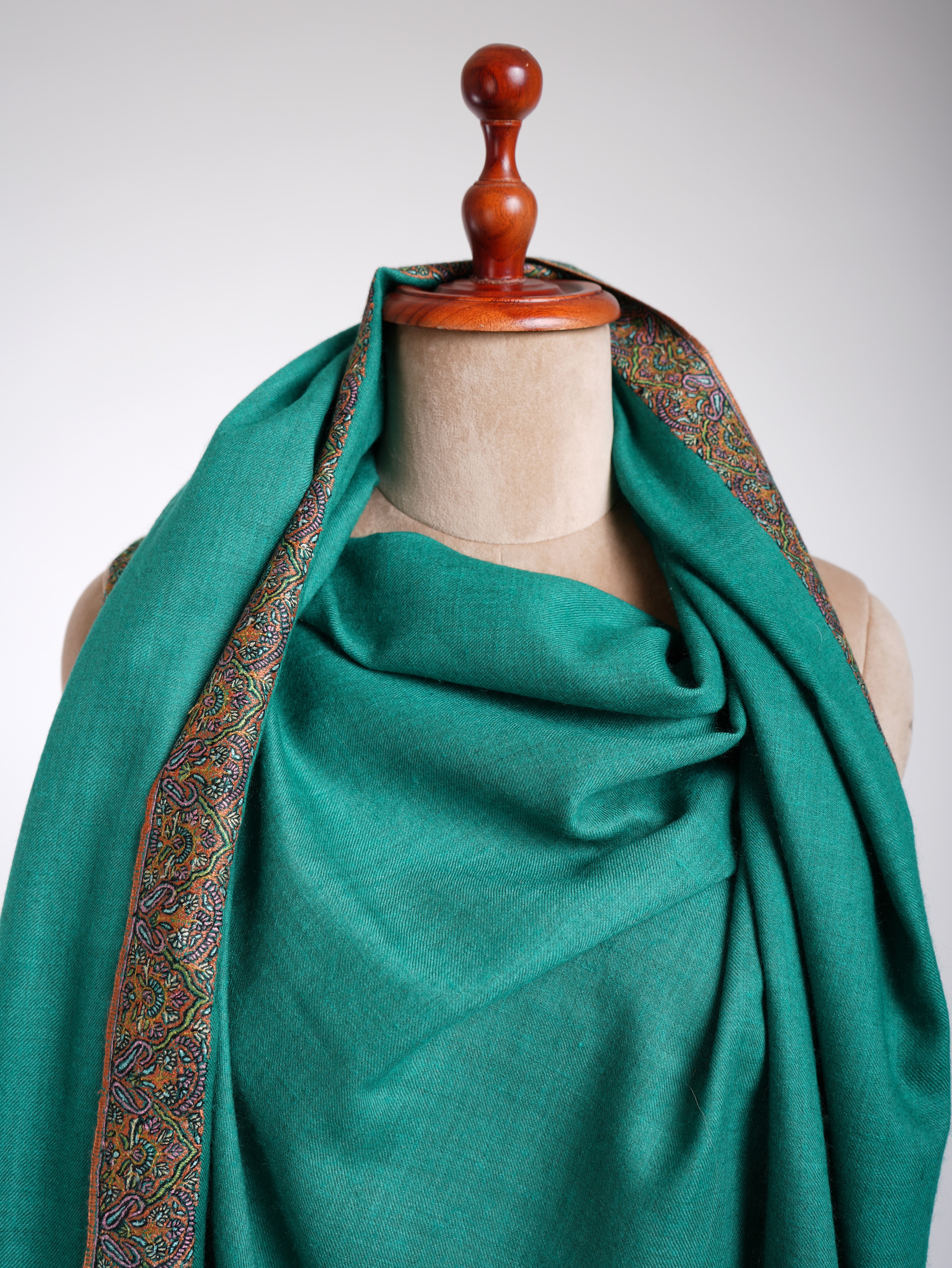 Pashmina verde scuro ricamata Sozni